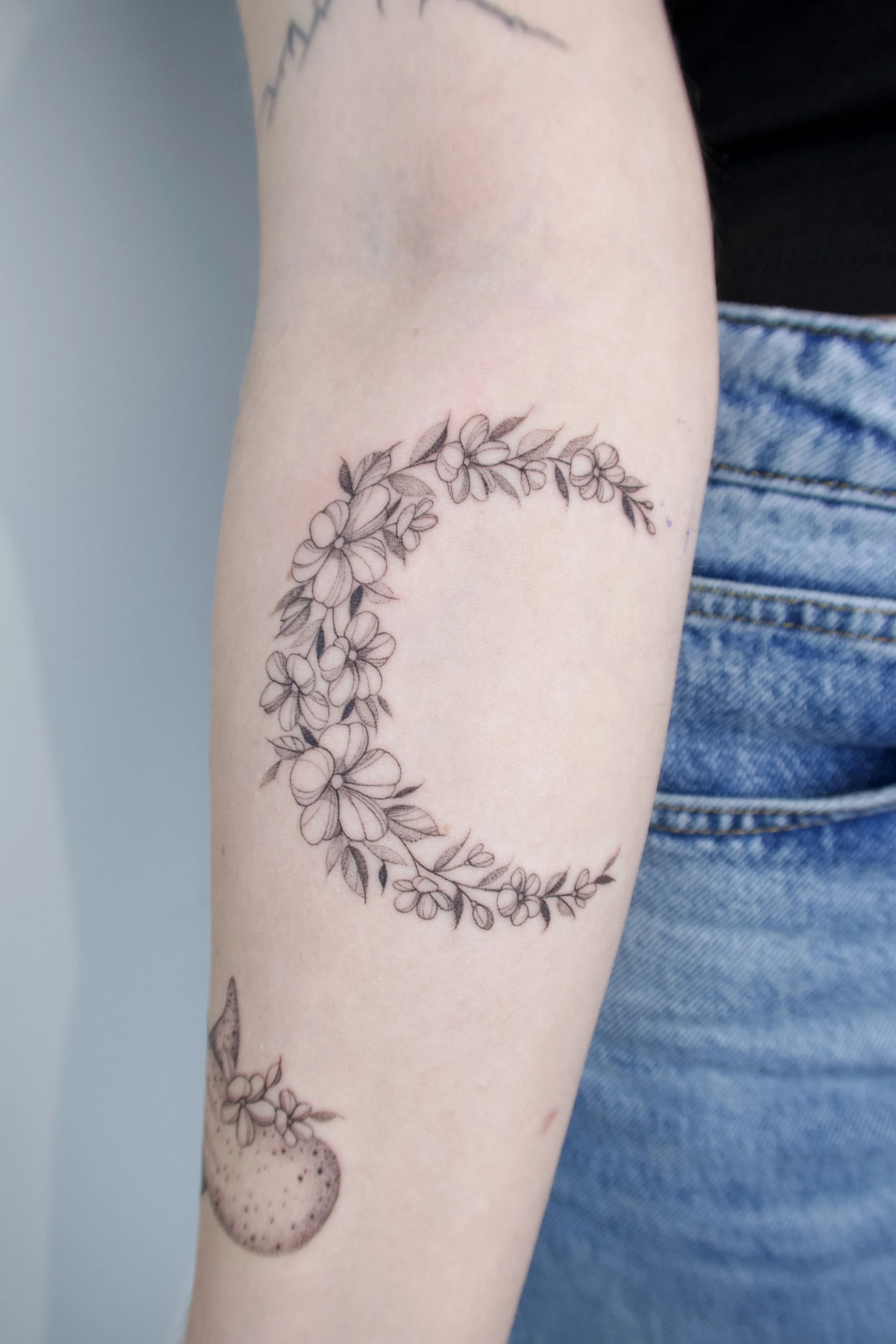 maan van bloemen tattoo