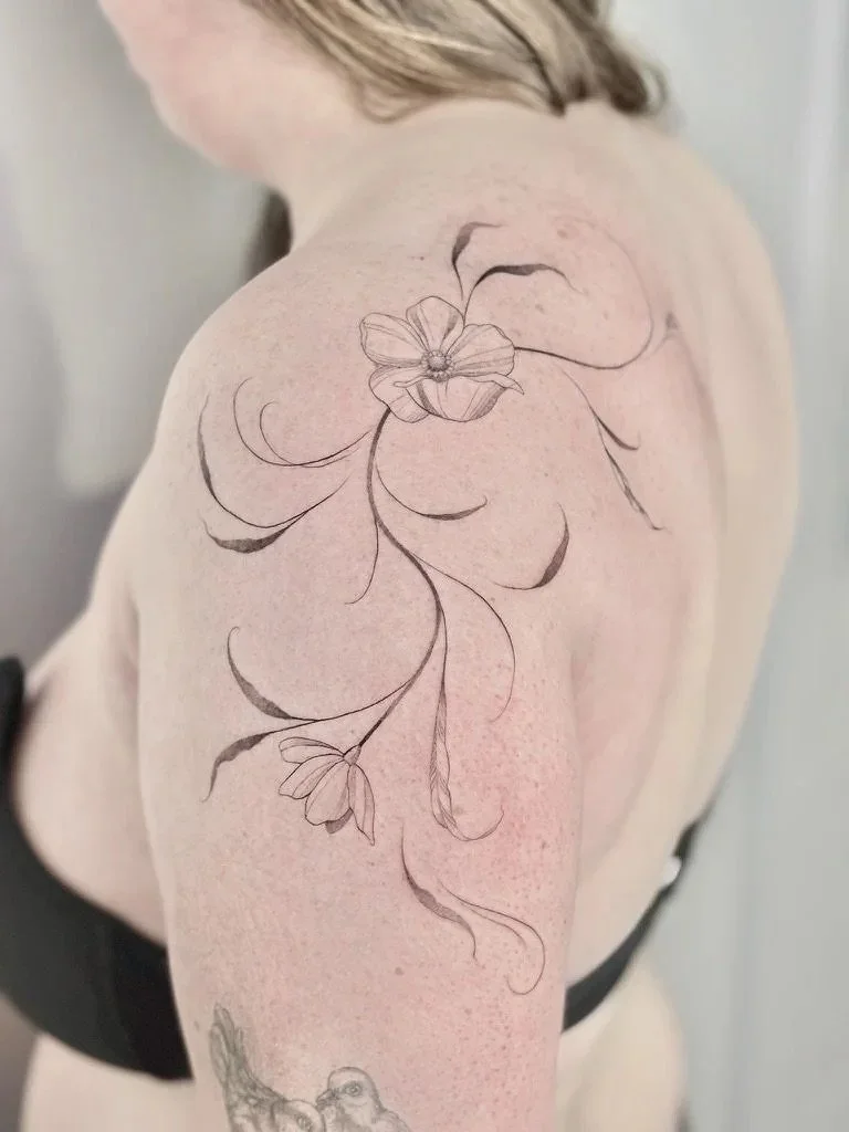 fineline bloem en bladeren op schouder fineline