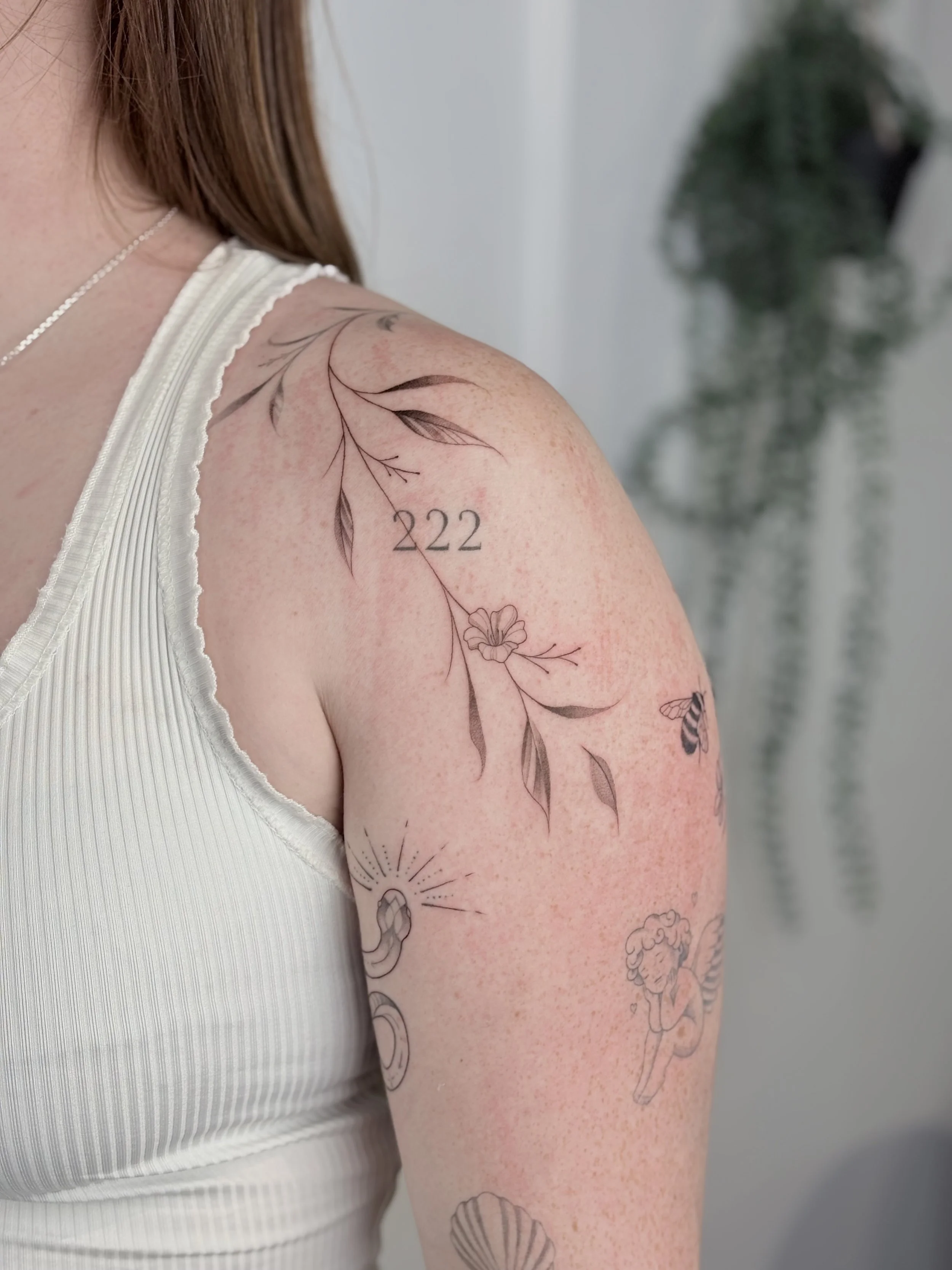 bloemetjes tak rondom schouder fineline 