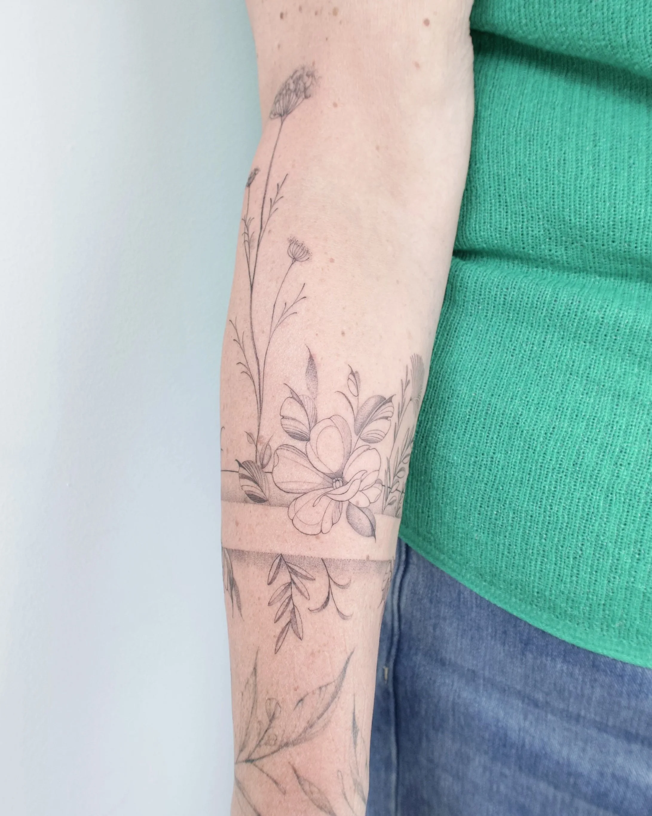 floral sleeve planten met band freehand arm tattoo