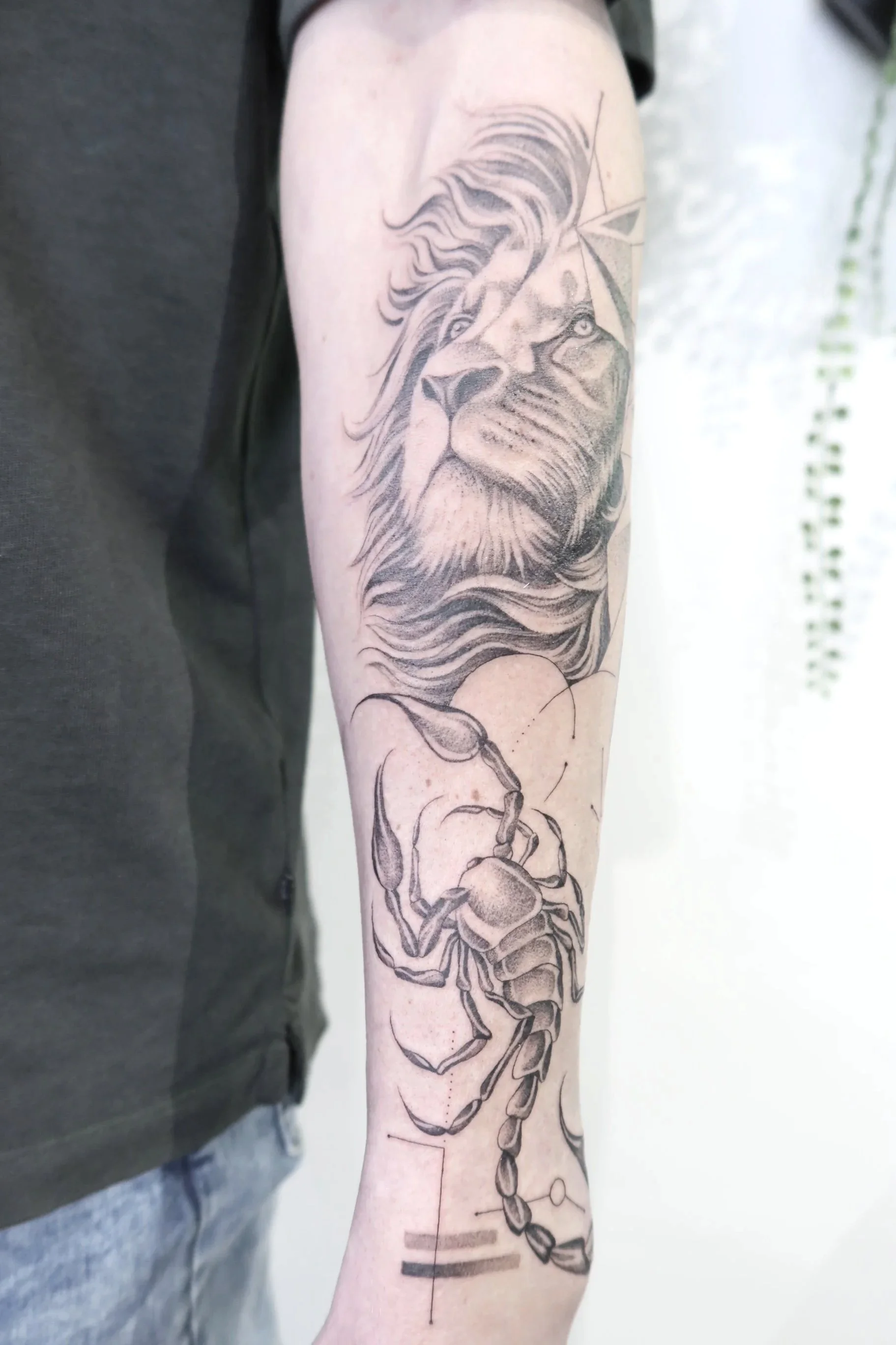 onderarm sleeve leeuw en schorpioen