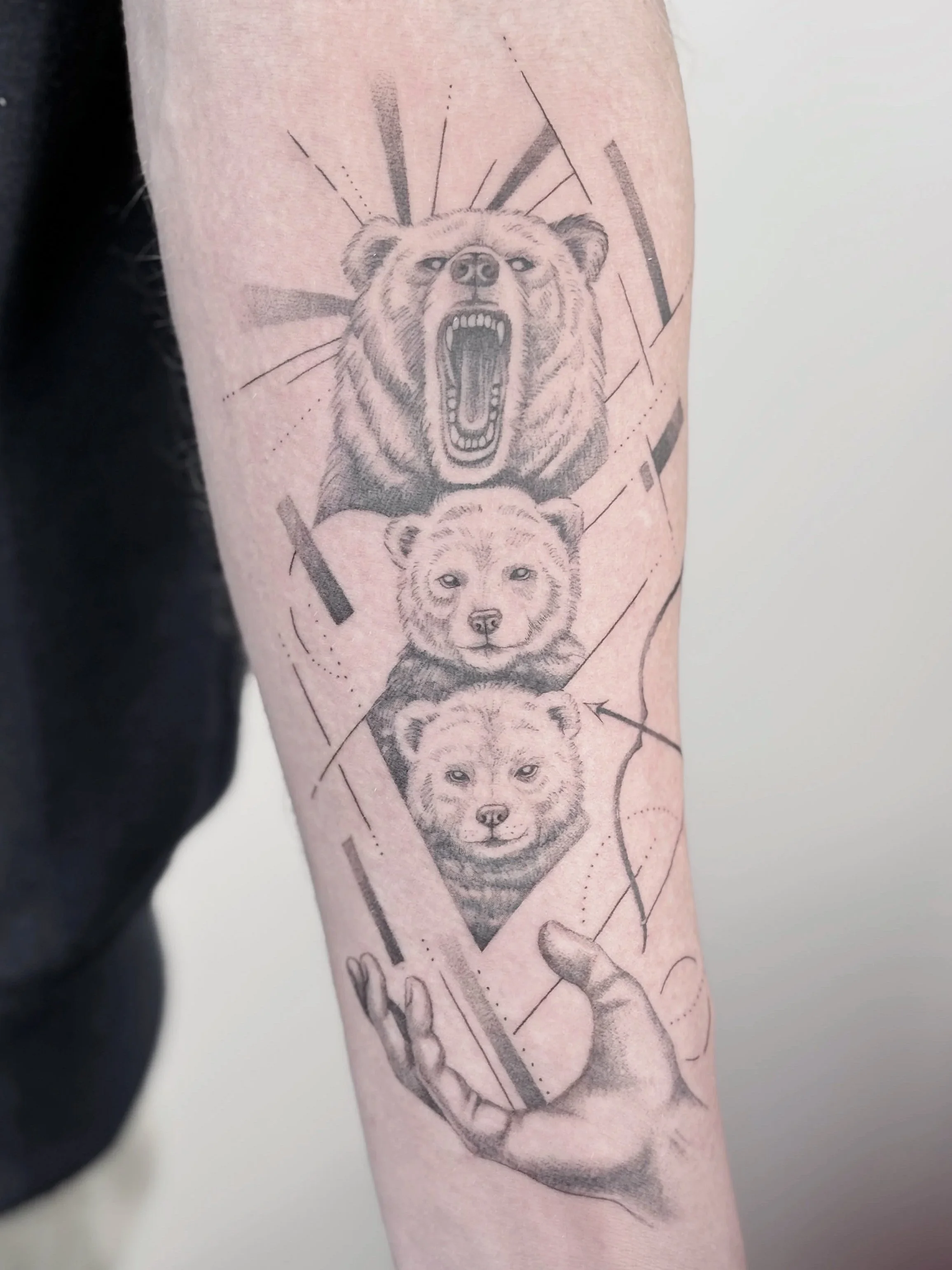 ijsberen geometrisch gezin symbolisch fineline tattoo onderarm