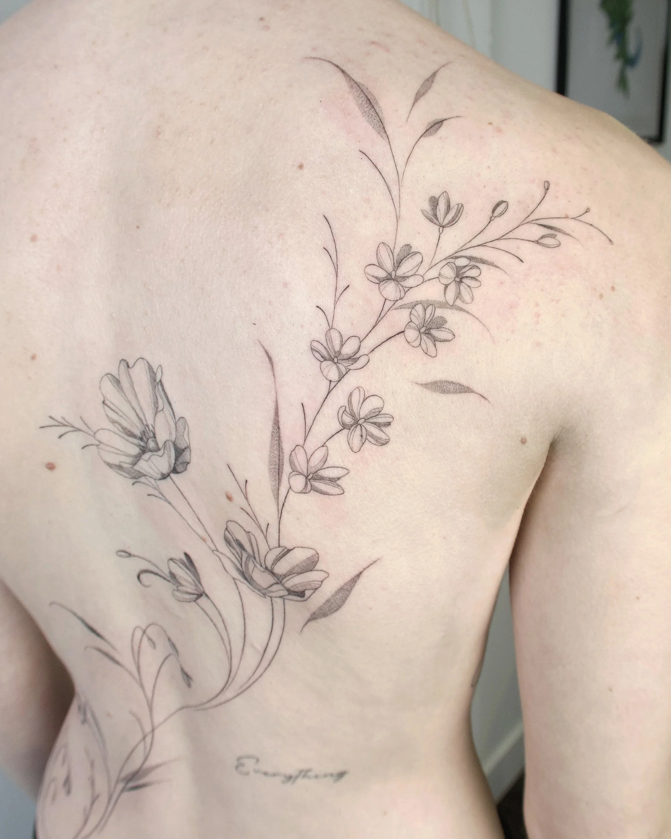 back piece bloemen floral rug tattoo flow freehand groot fineline