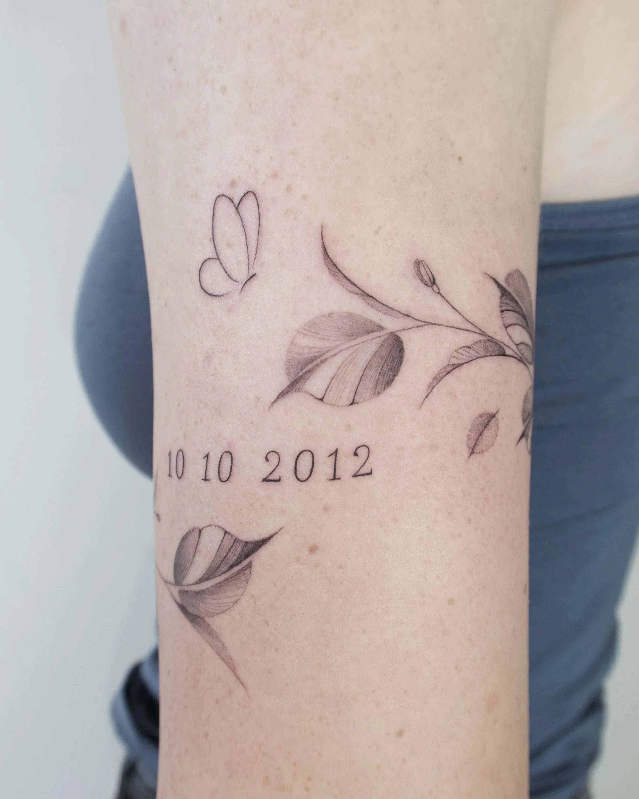 flow fineline bladeren met bloemen rondom arm 