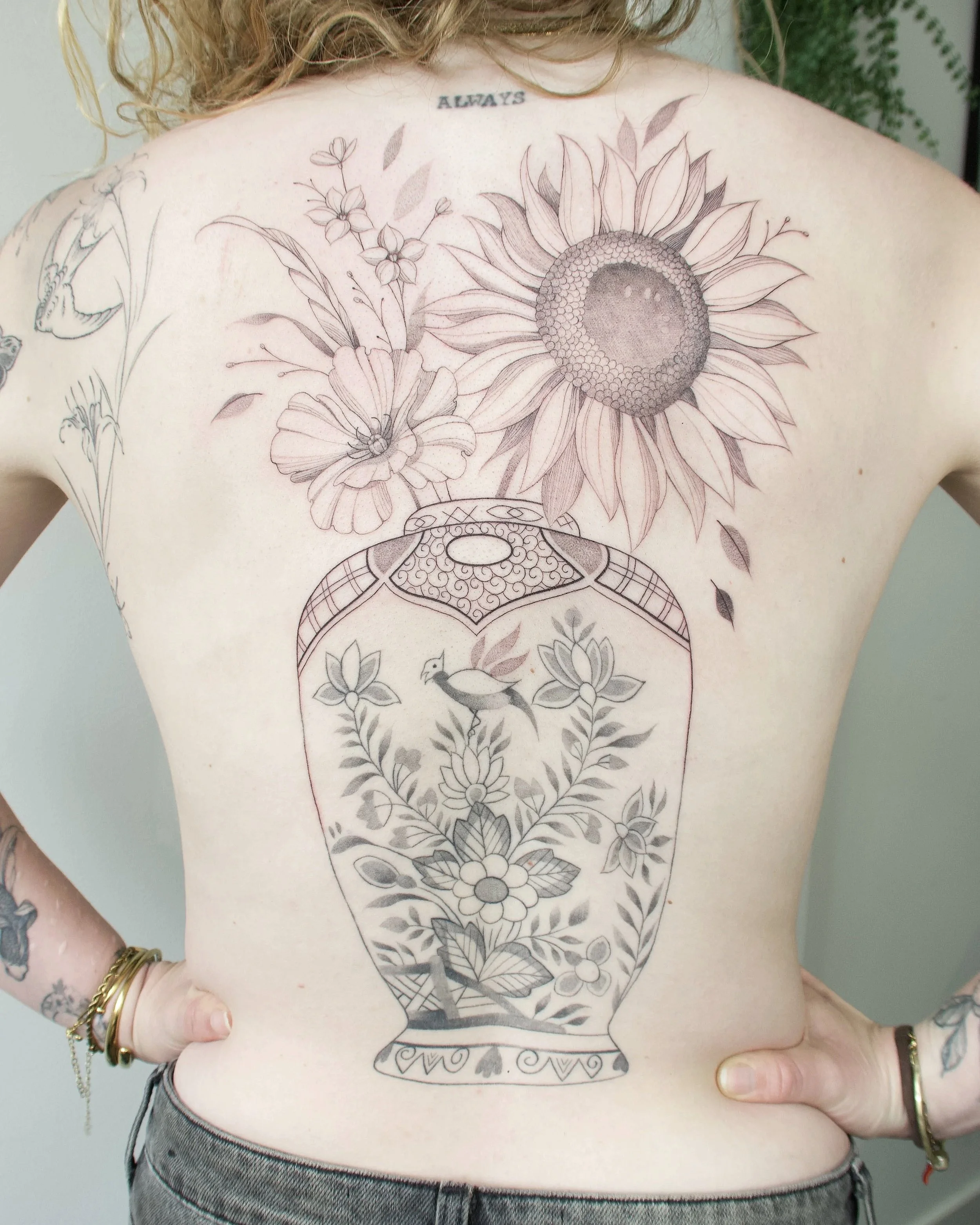 back piece vaas met bloemen zonnebloem en klaproos rug tattoo