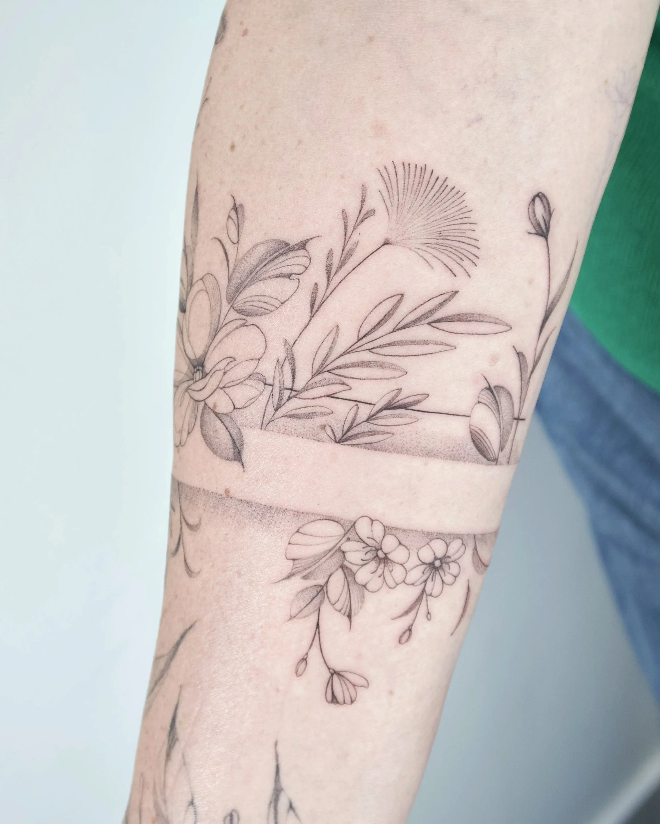 floral sleeve planten met band freehand arm tattoo