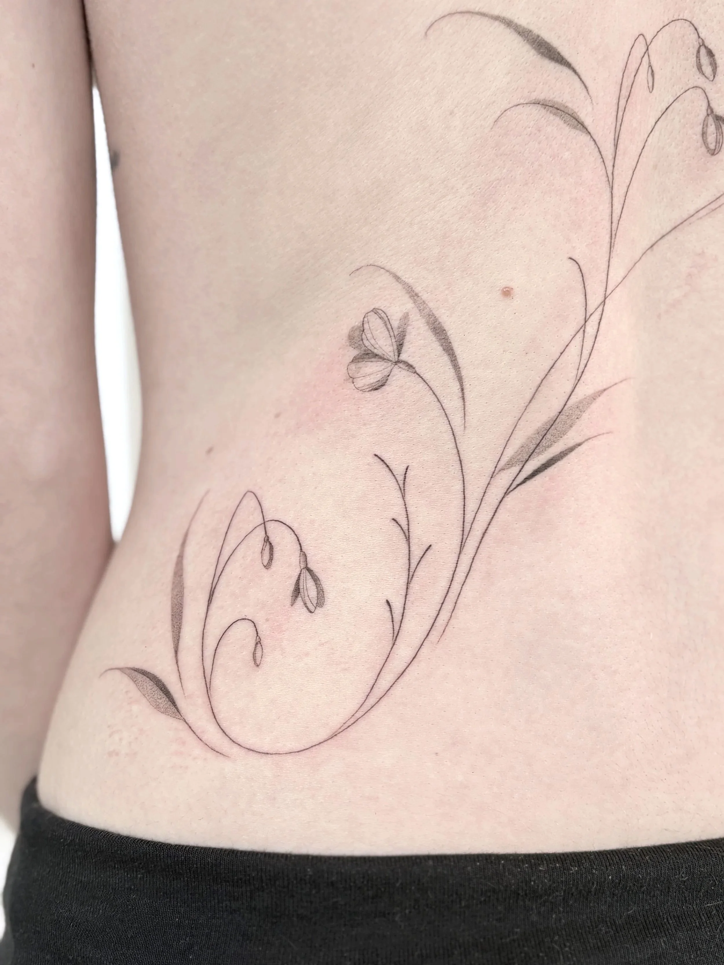 back piece bloemen floral rug tattoo flow freehand groot fineline