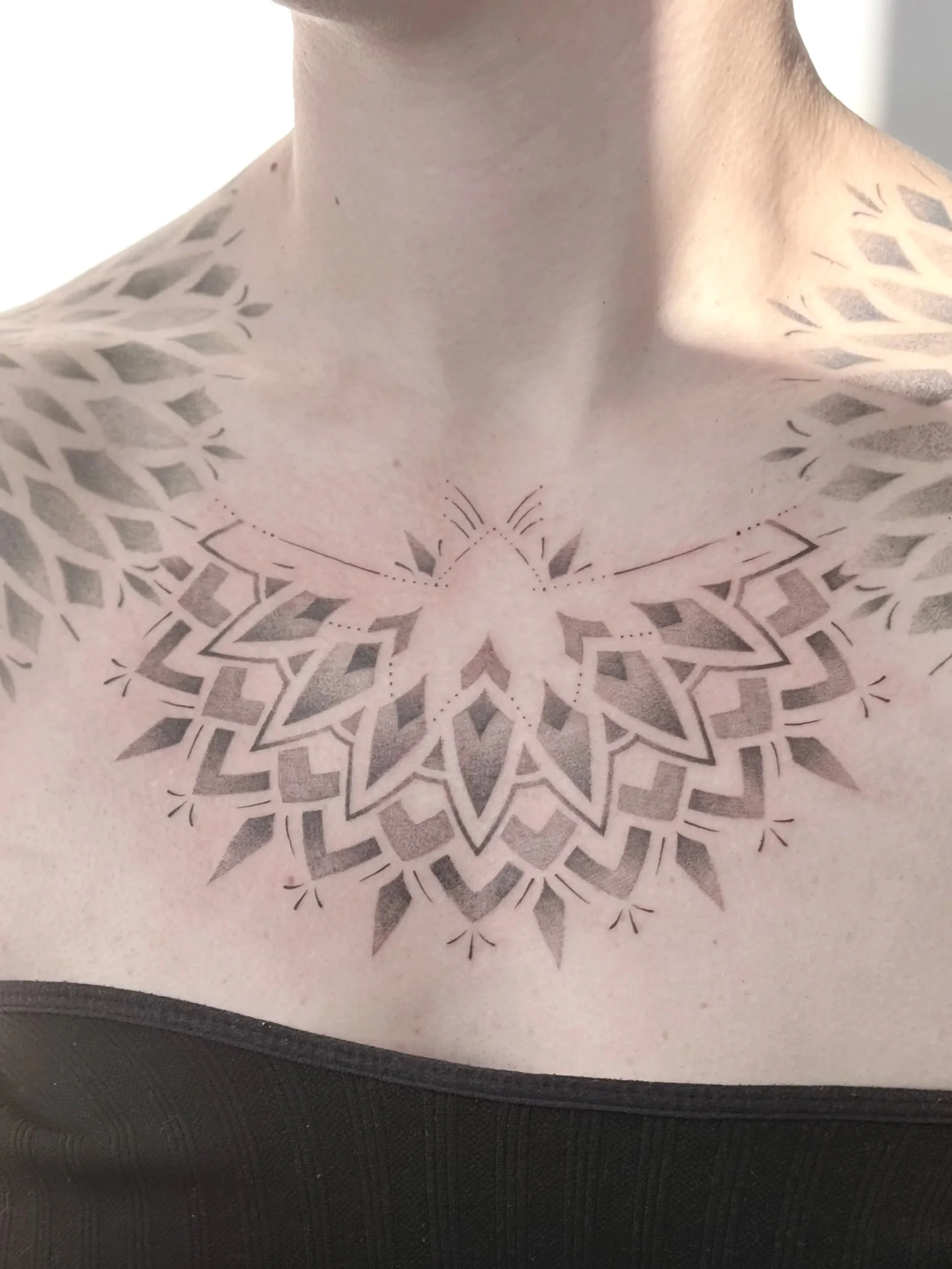 mandala op hals tattoo