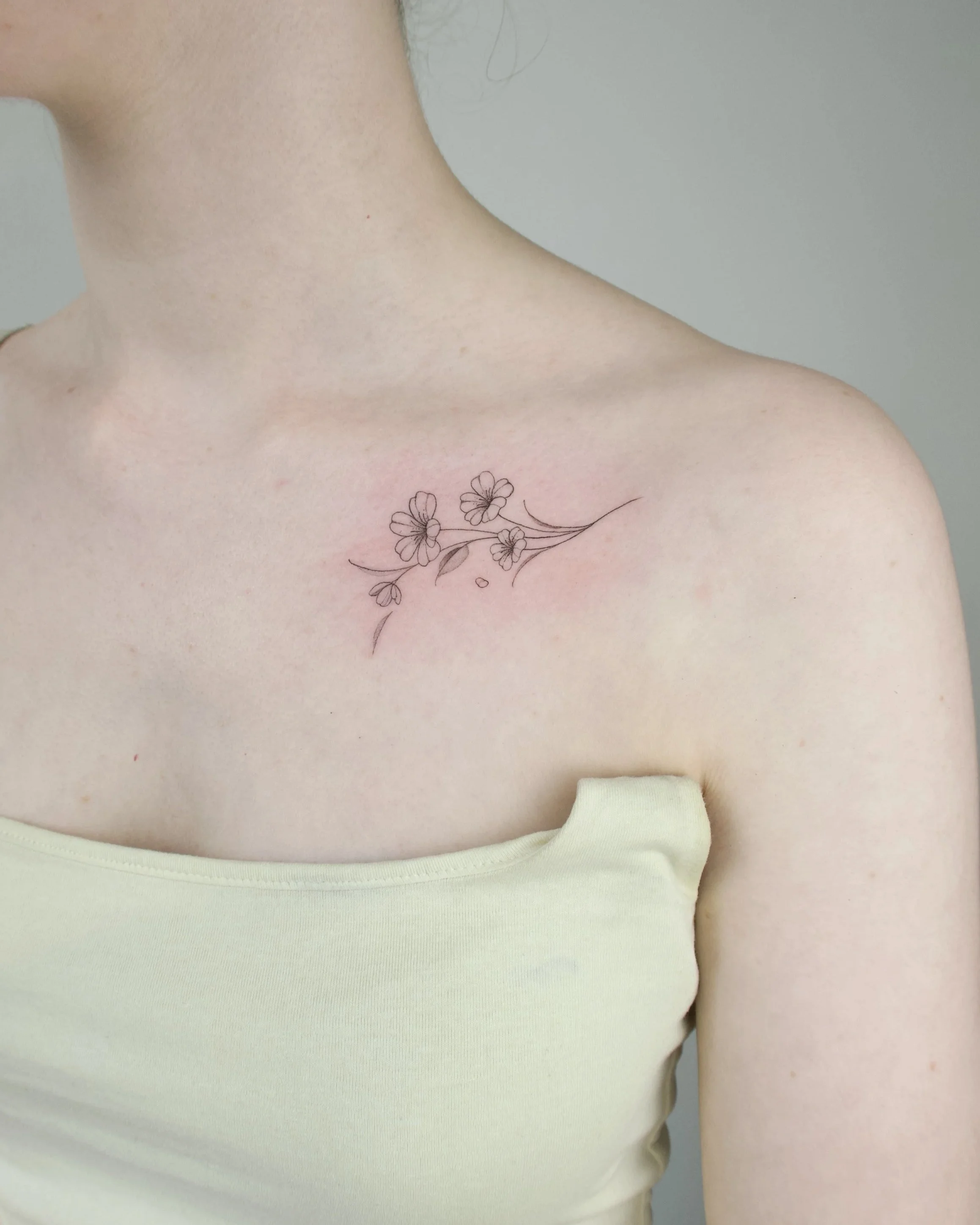 bloesem slelutelbeen fineline tattoo