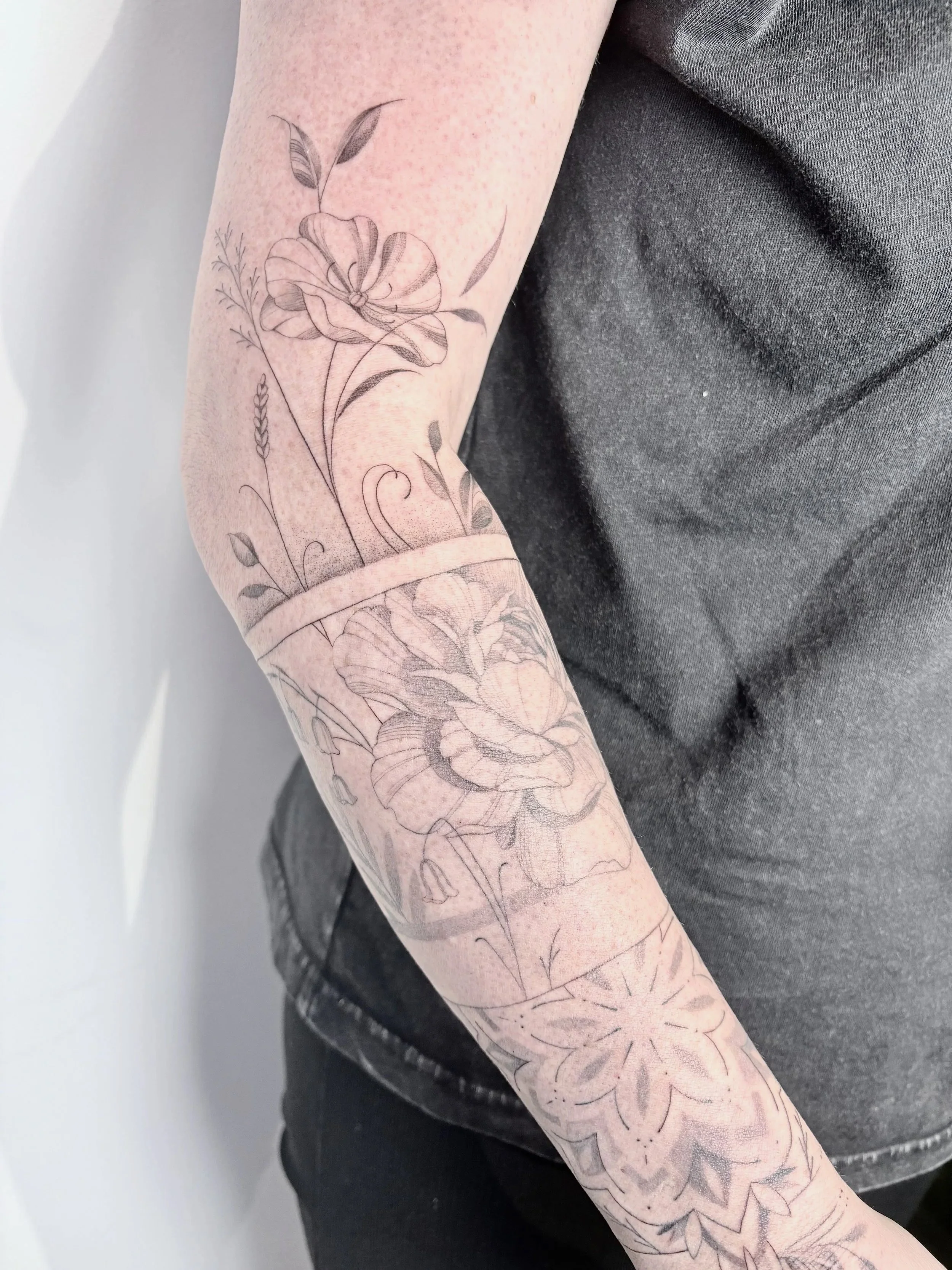 onderarm sleeve bloemen mandala banden fineline tattoo