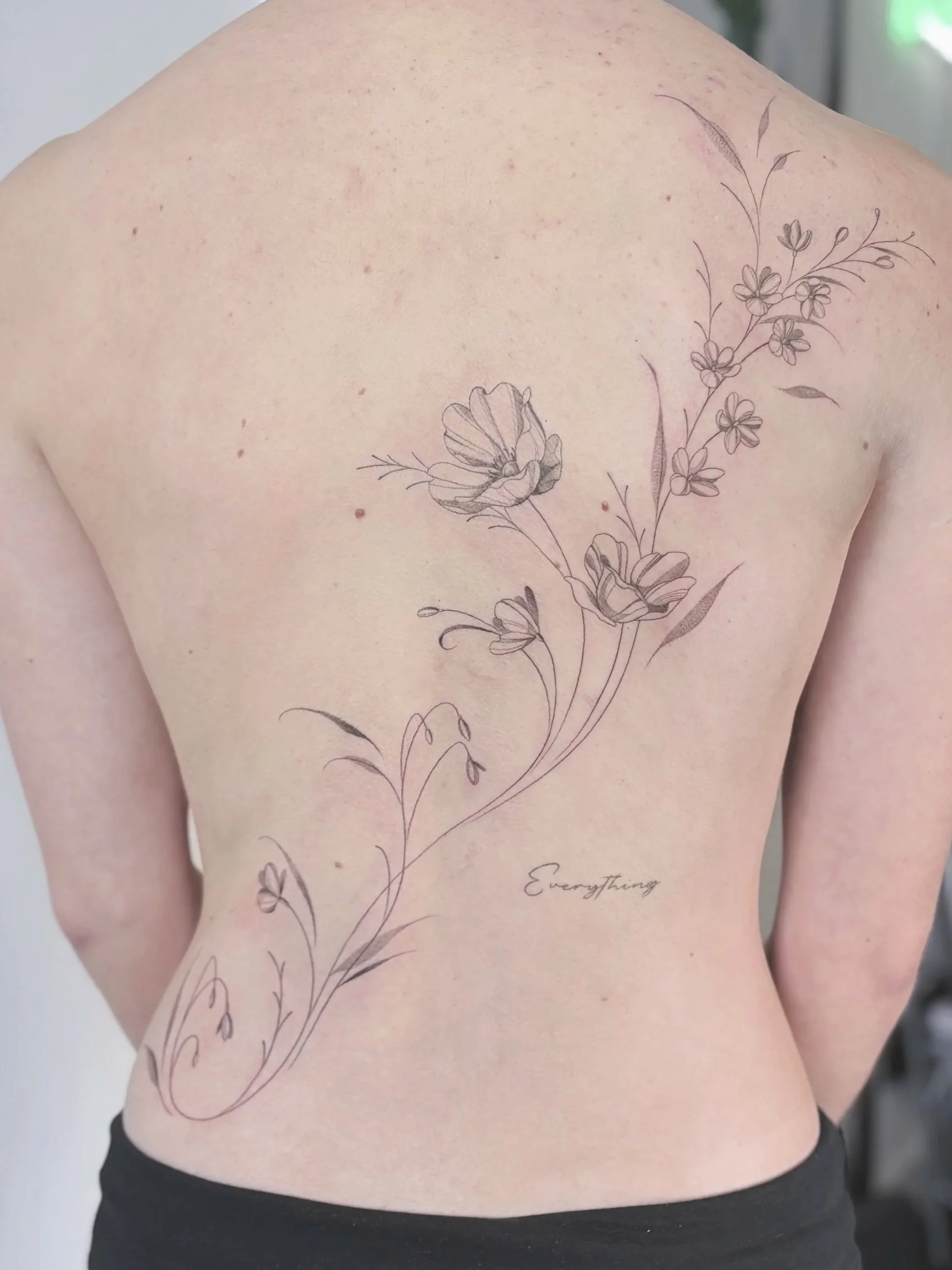 back piece bloemen floral rug tattoo flow freehand groot fineline