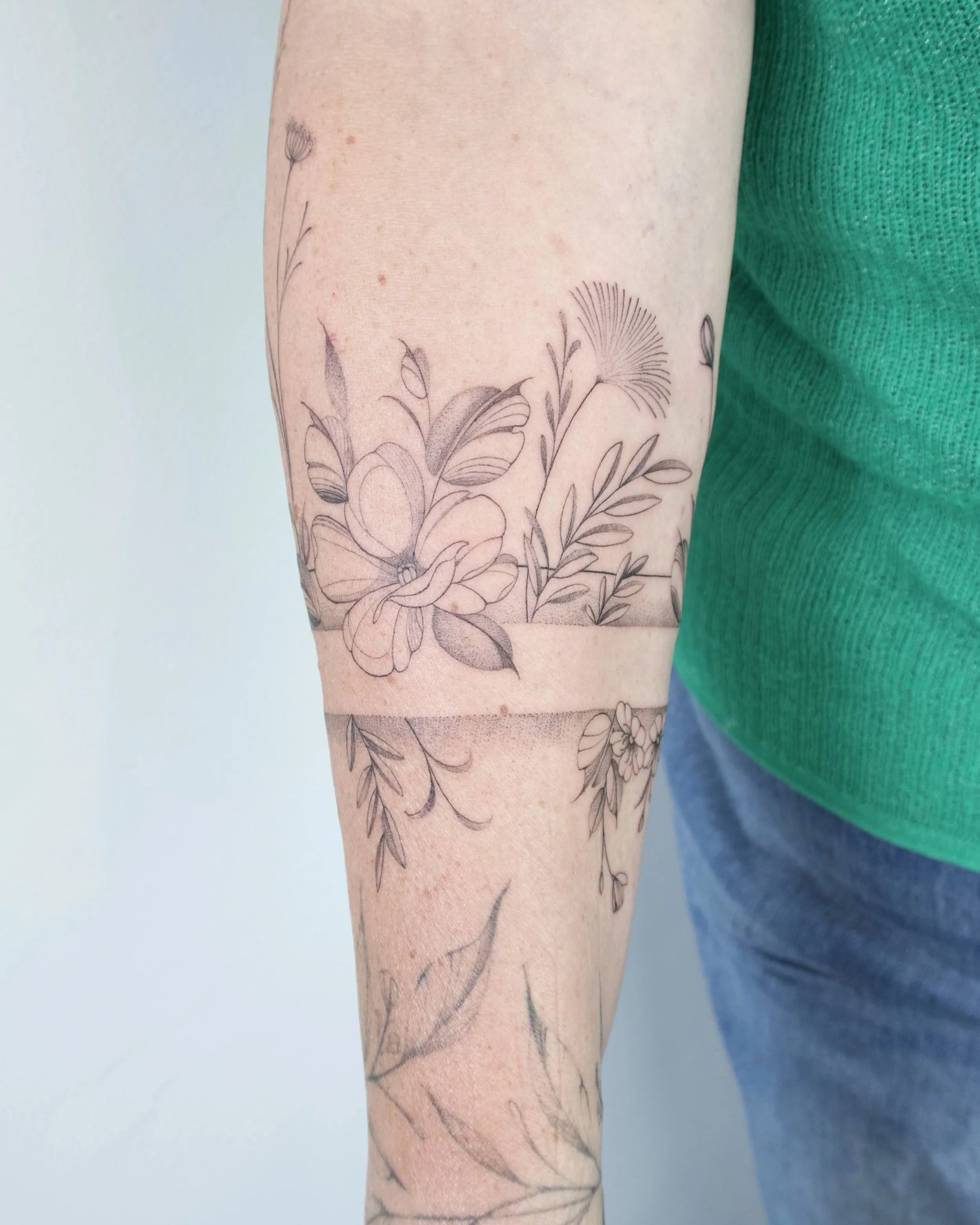 floral sleeve planten met band freehand arm tattoo