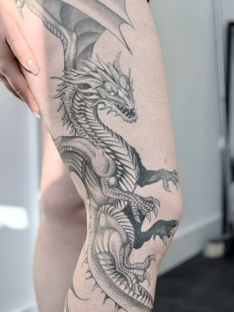 mega grote draken tattoo van enkel tot heup bovenbeen stoere tatoeage realisme