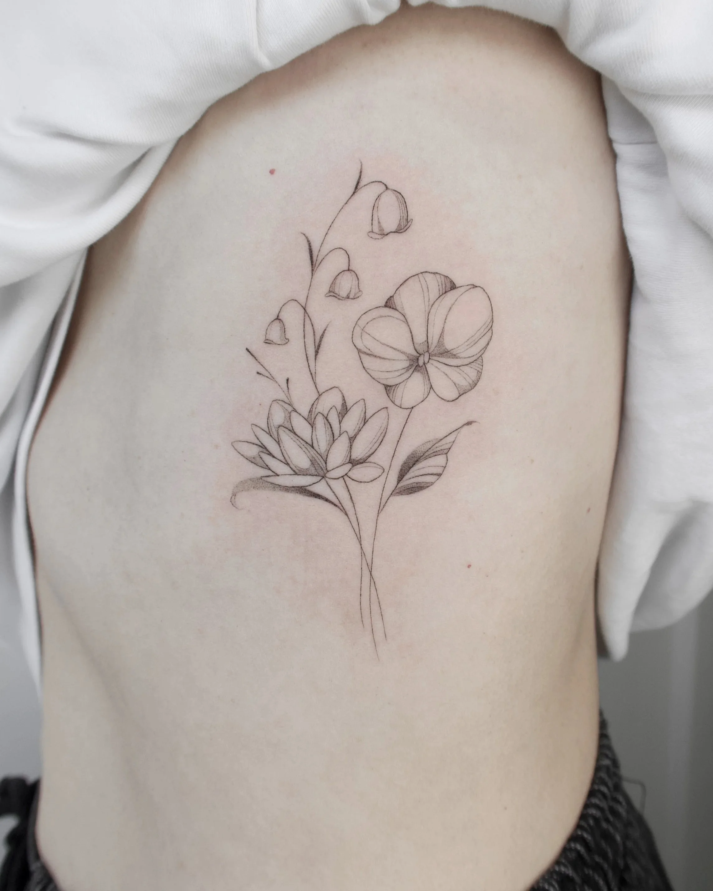 geboortebloemen boeket tattoo fineline rib