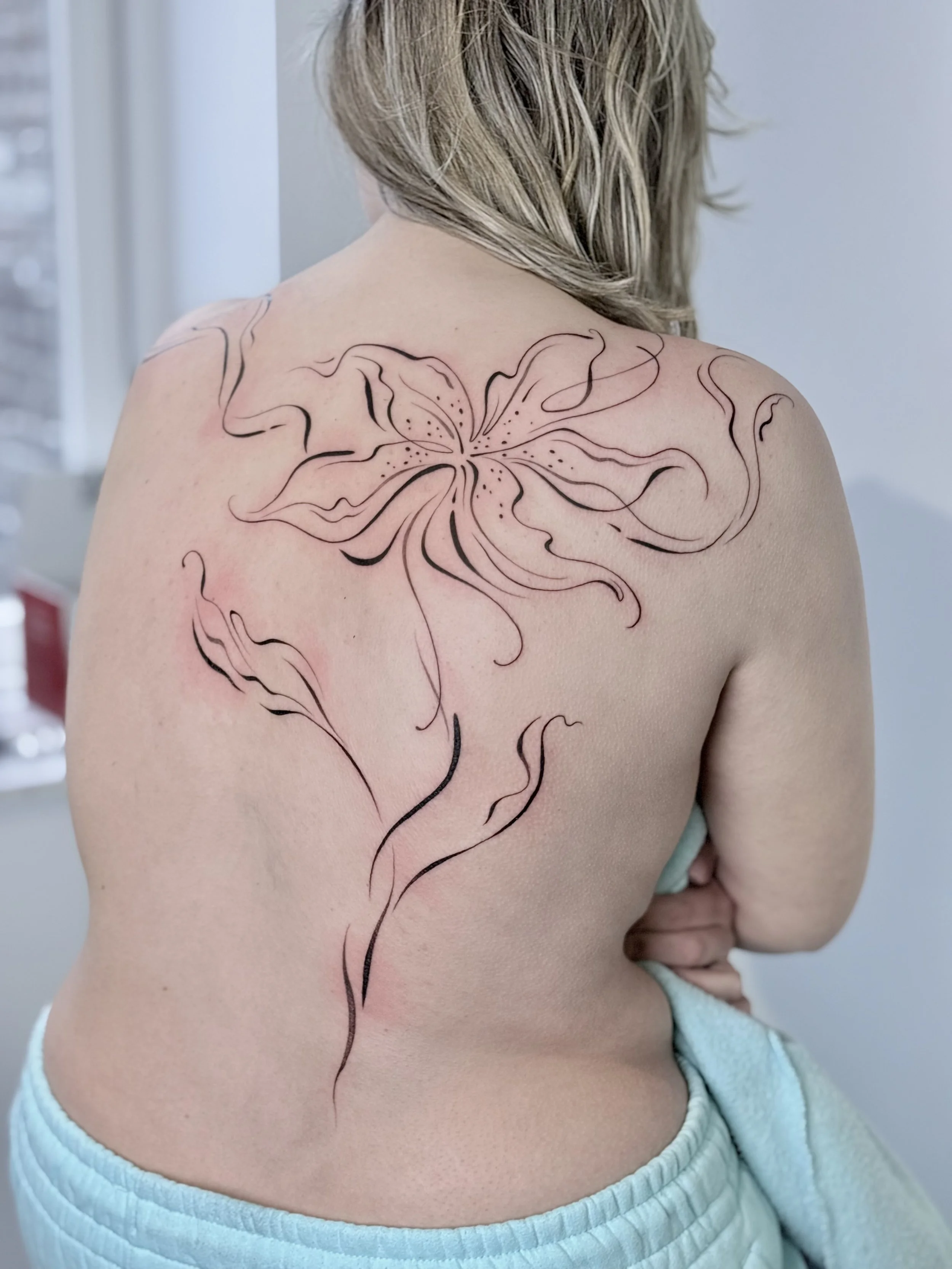 abstract lelie freehand fineline rug tattoo