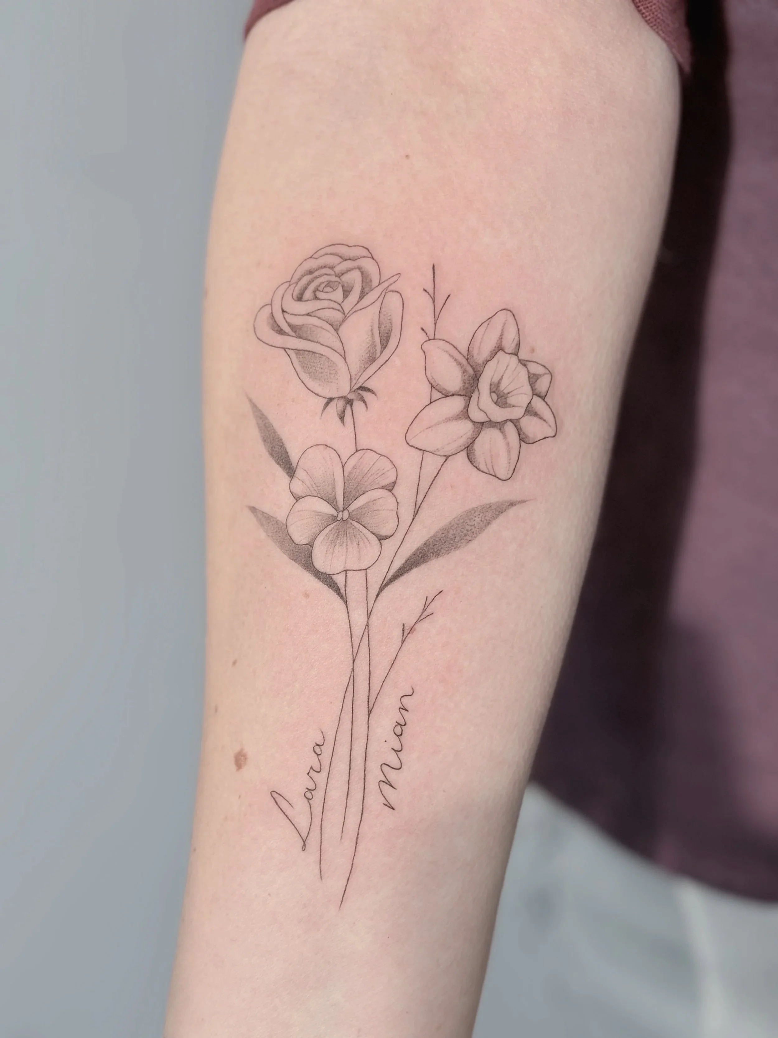 fineline boeketje geboorte bloemen onderarm