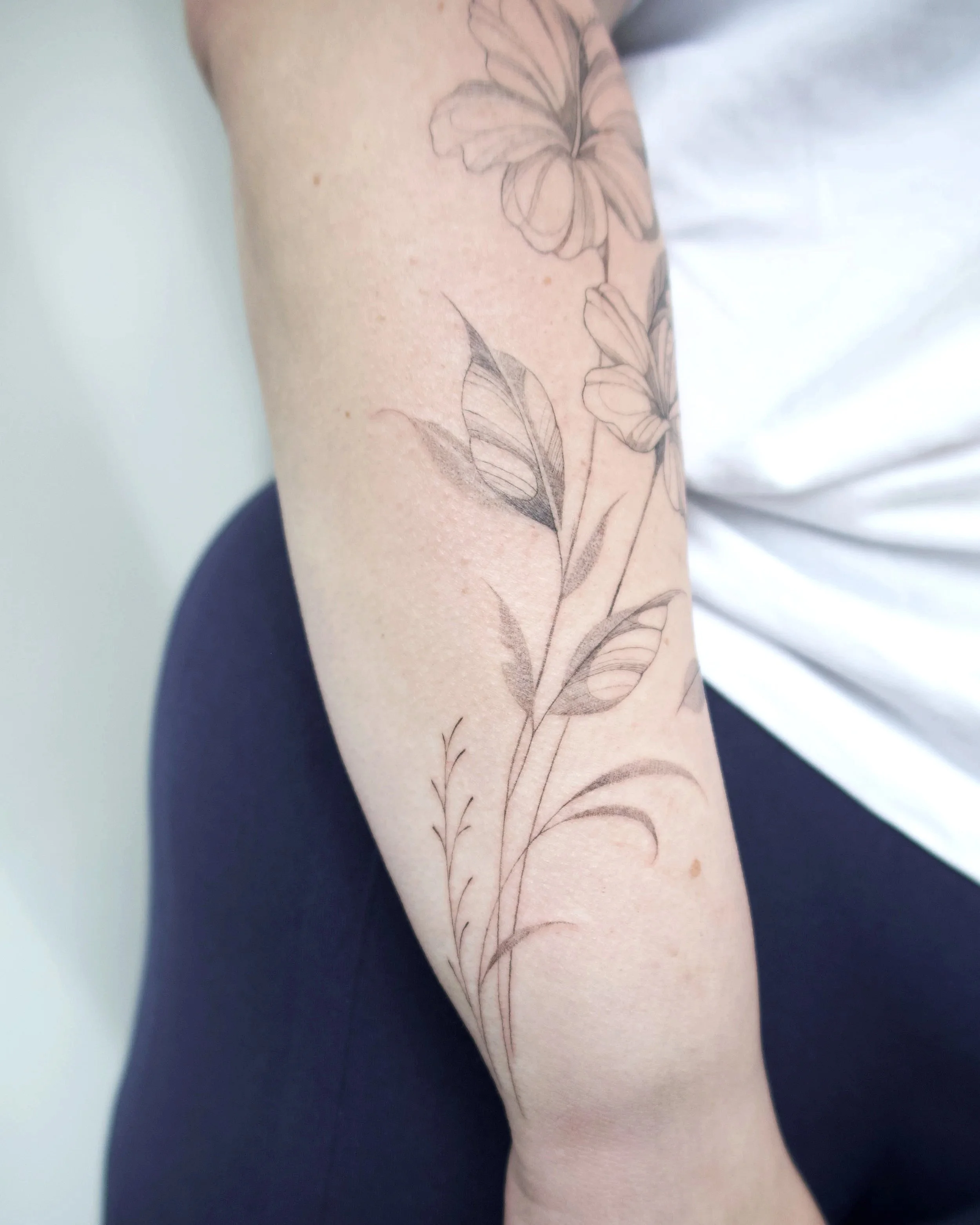 hibiscus onderarm tattoo 