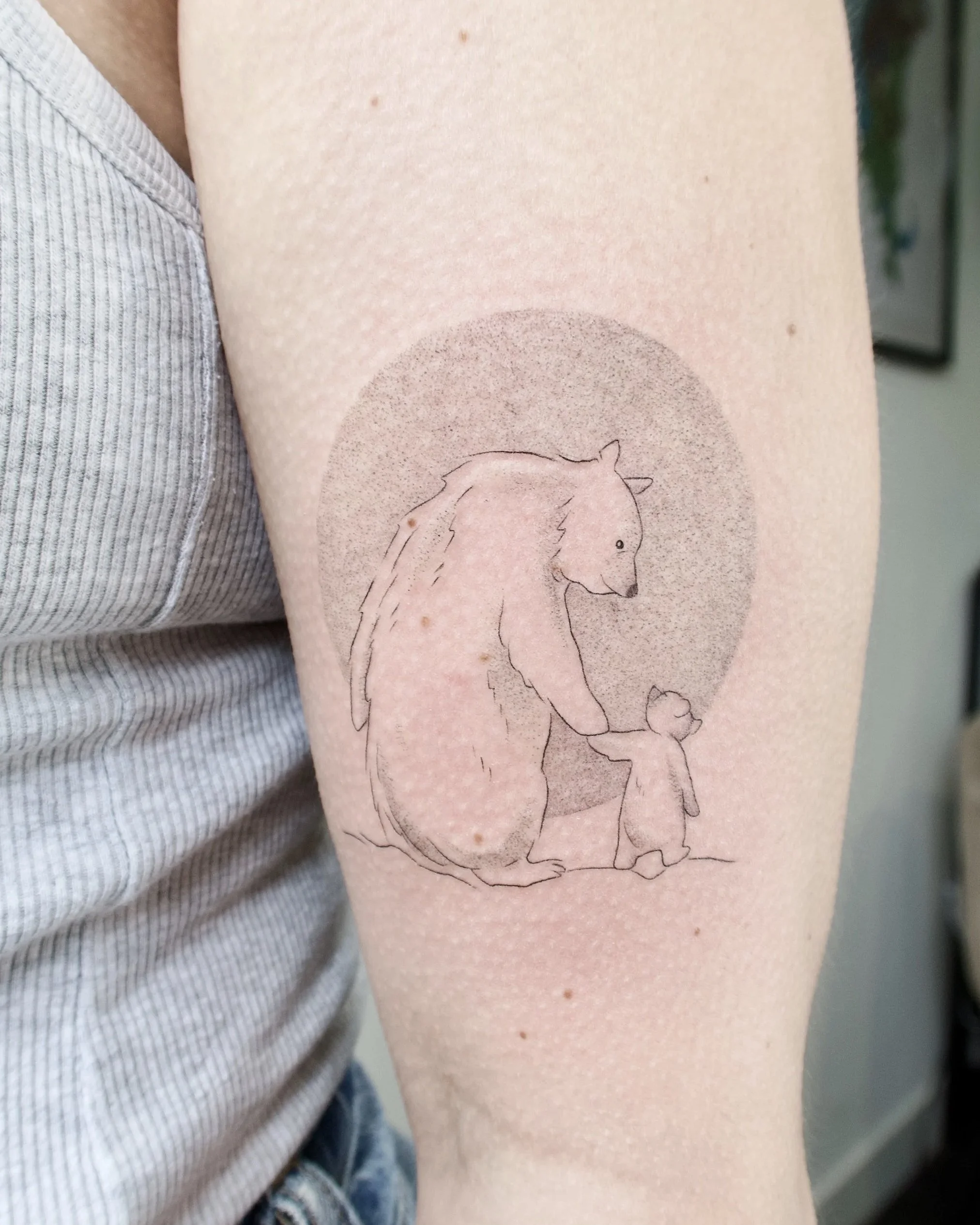 ijsbeertjes in maan fineline tattoo