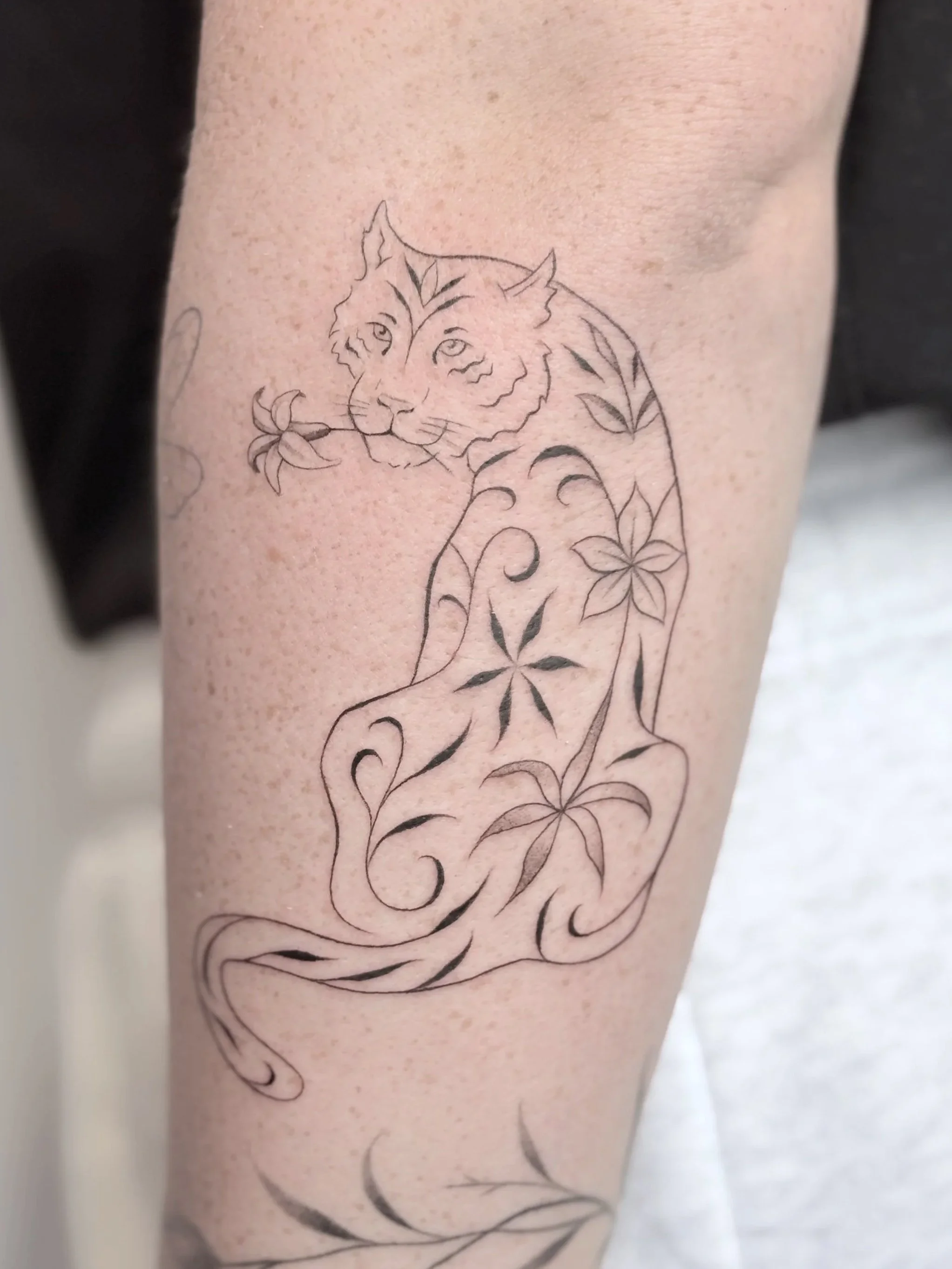 fineline tiger met bloemen