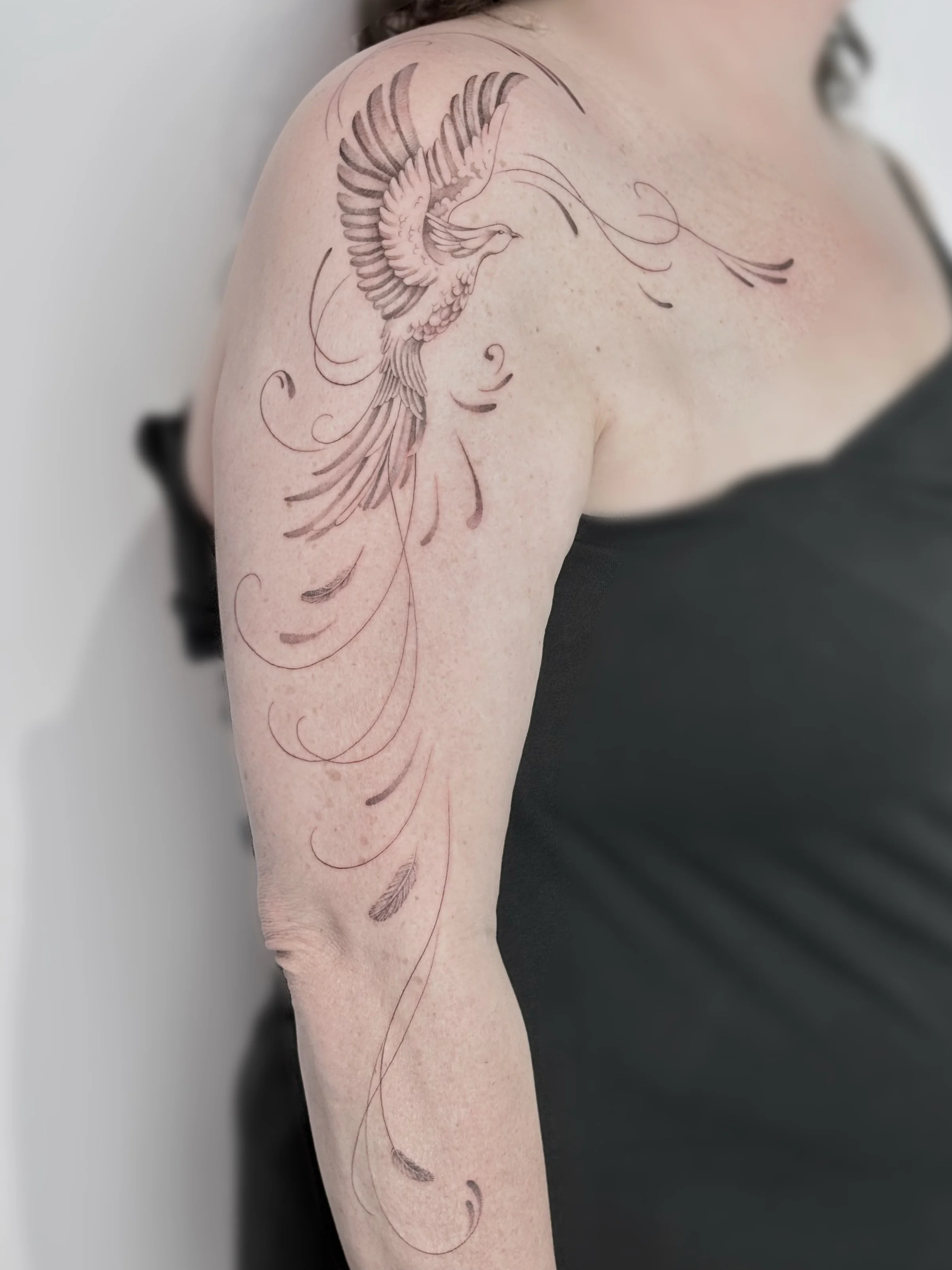 feniks tattoo fineline schouder vrouwelijk