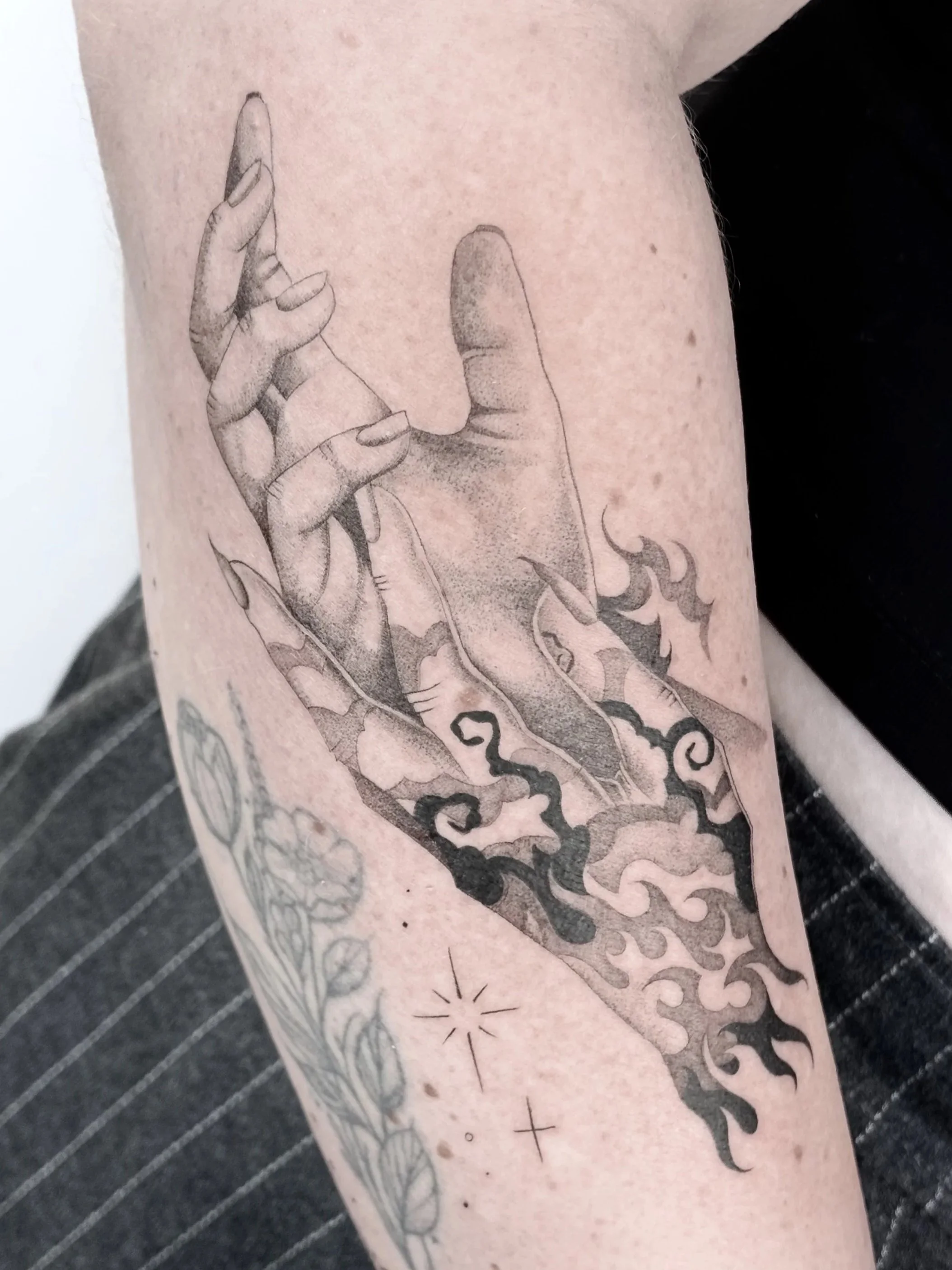 2 handen demonisch en realistisch contrast goed en kwaad yin yang onderarm fineline tattoo