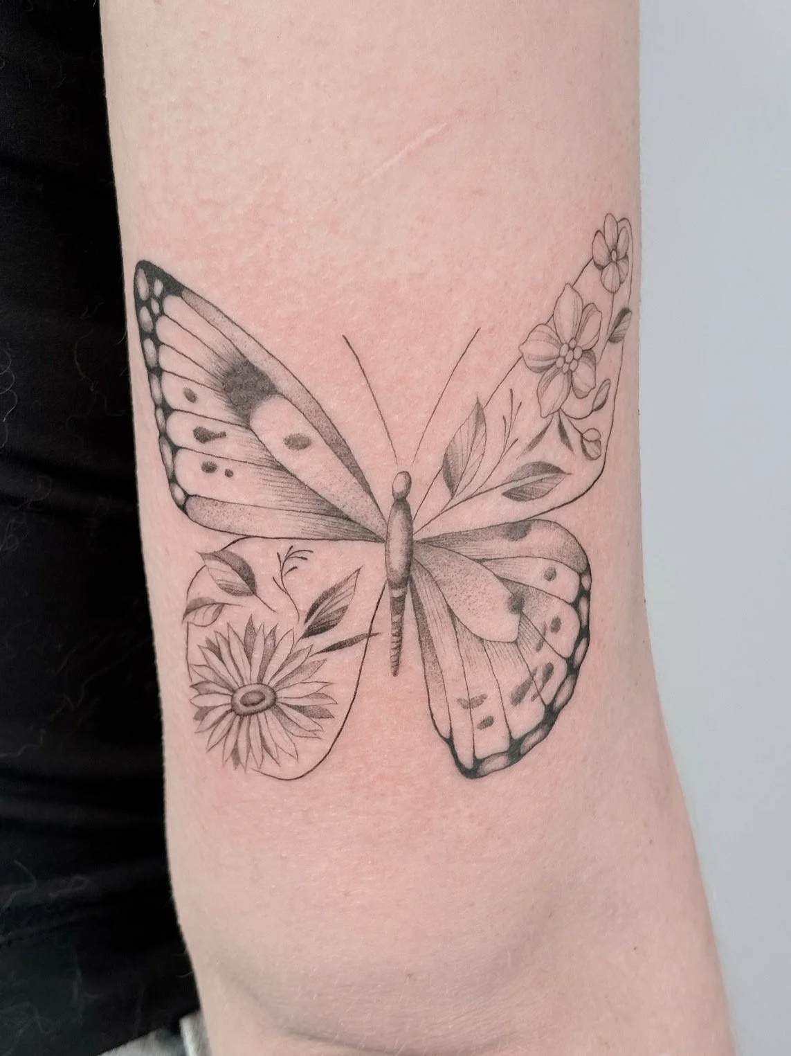 vlinder helft bloemen boven elleboog fineline