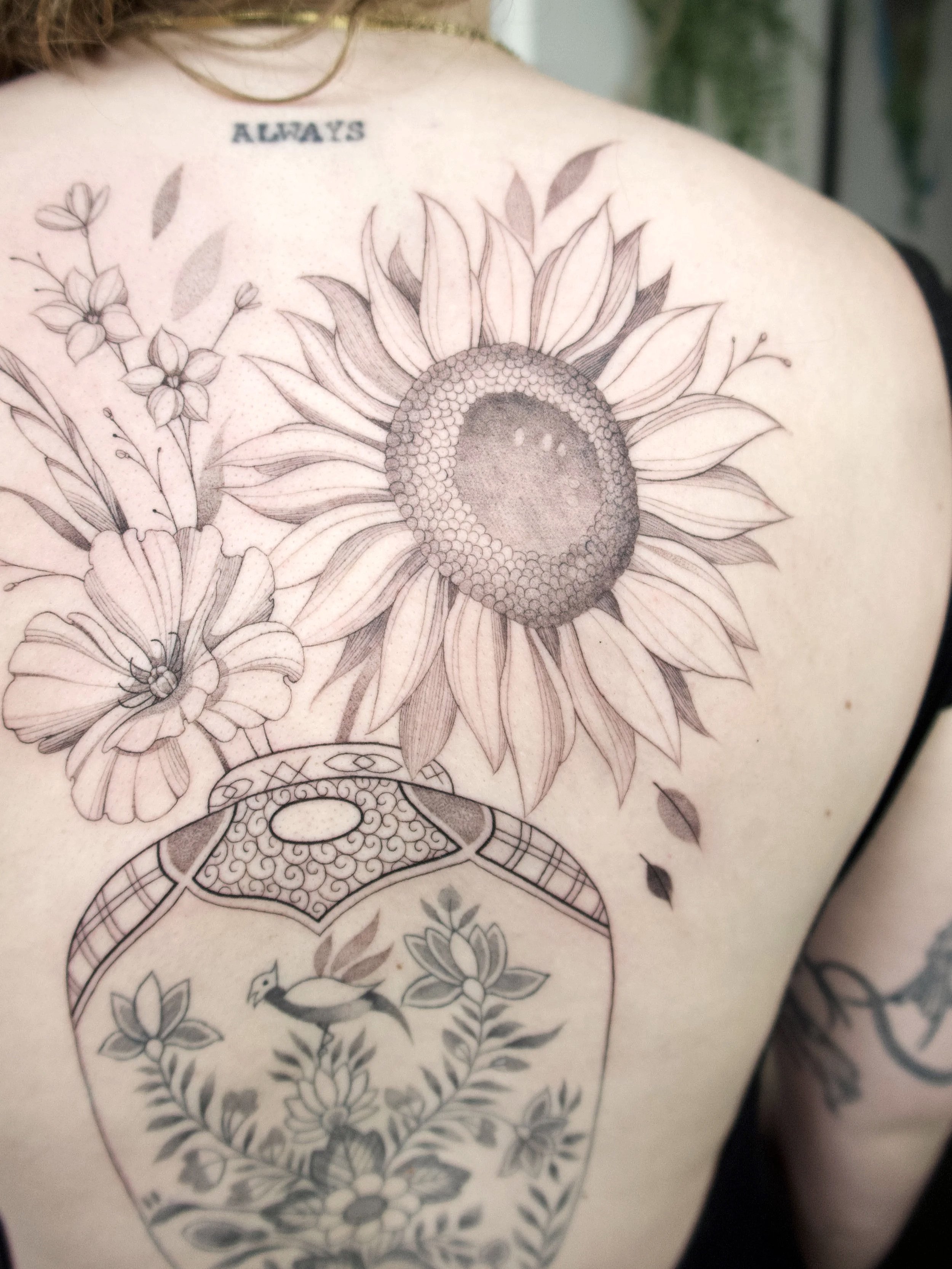 back piece vaas met bloemen zonnebloem en klaproos rug tattoo