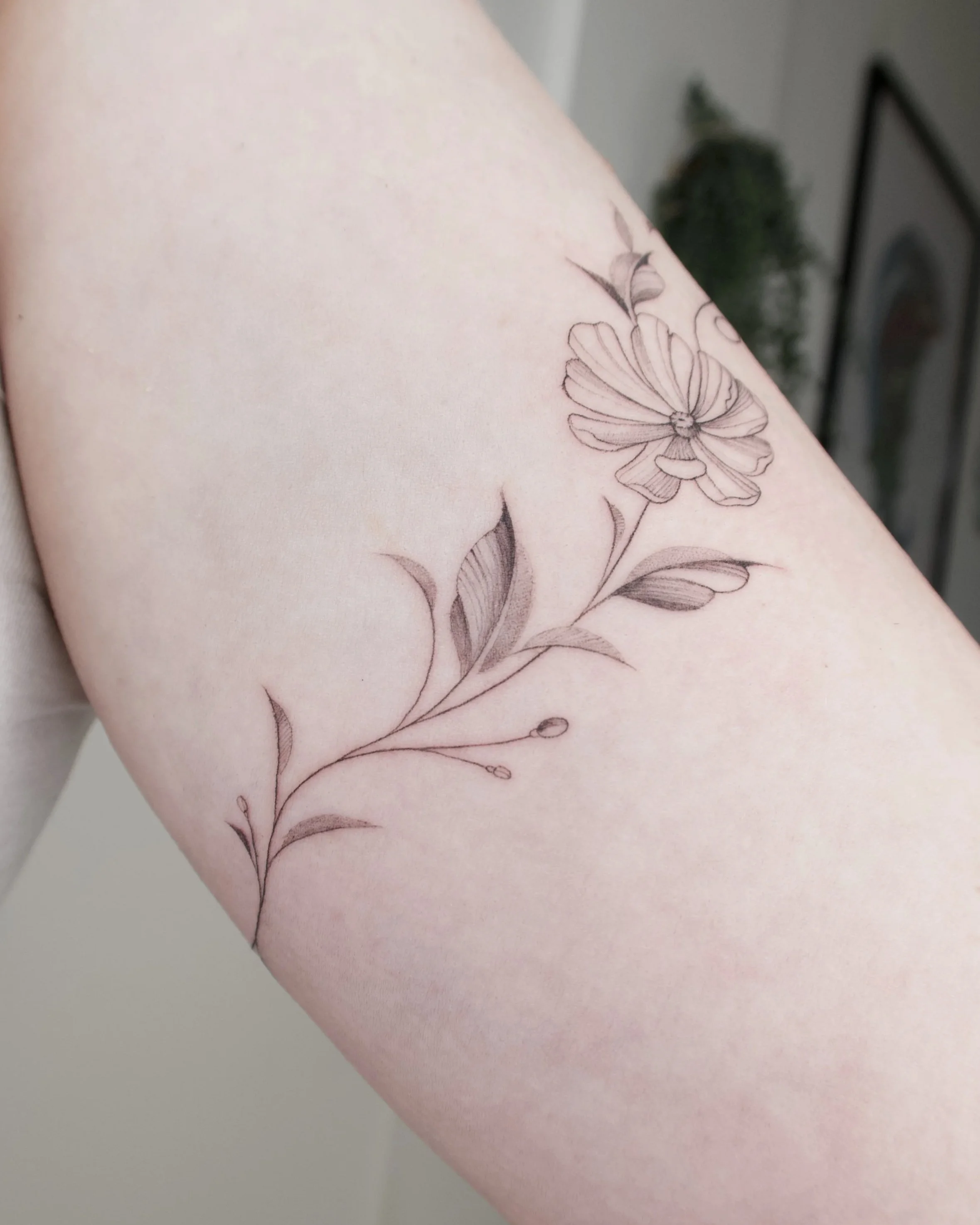 flow fineline bladeren met bloemen rondom arm 