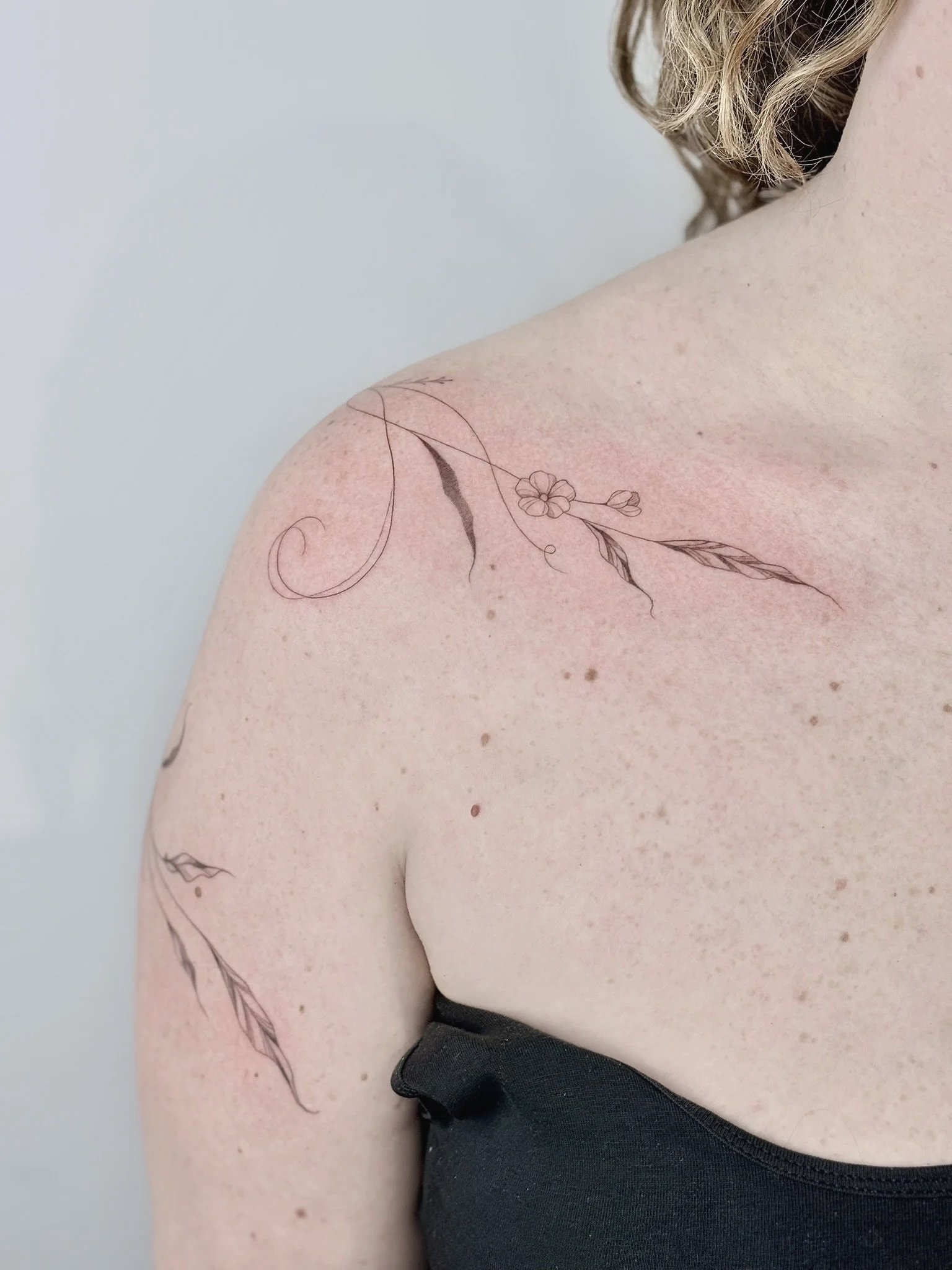 bladeren rondom schouder subtiel fineline