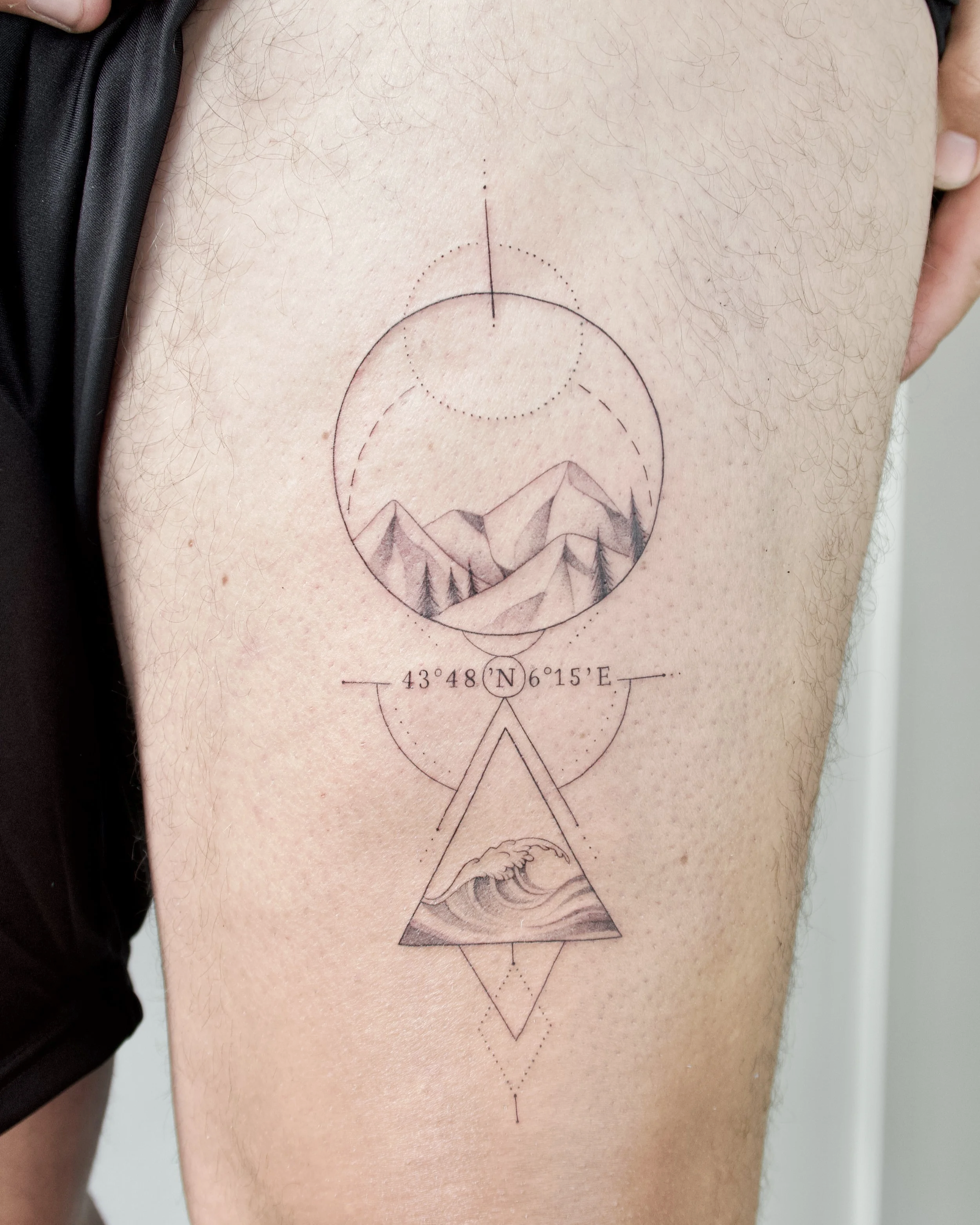 geometric fineline cirkel en driehoek coördinaten bergen en zee