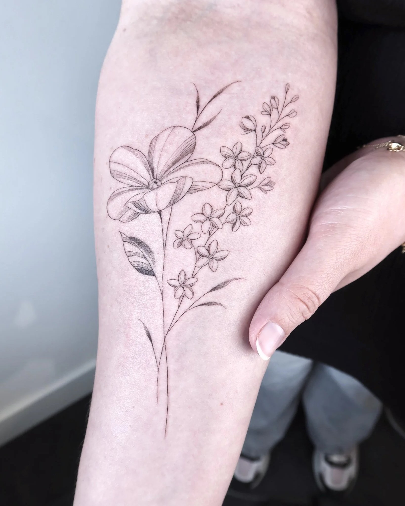 geboortebloemen klaproos en juli fineline boeket onderarm