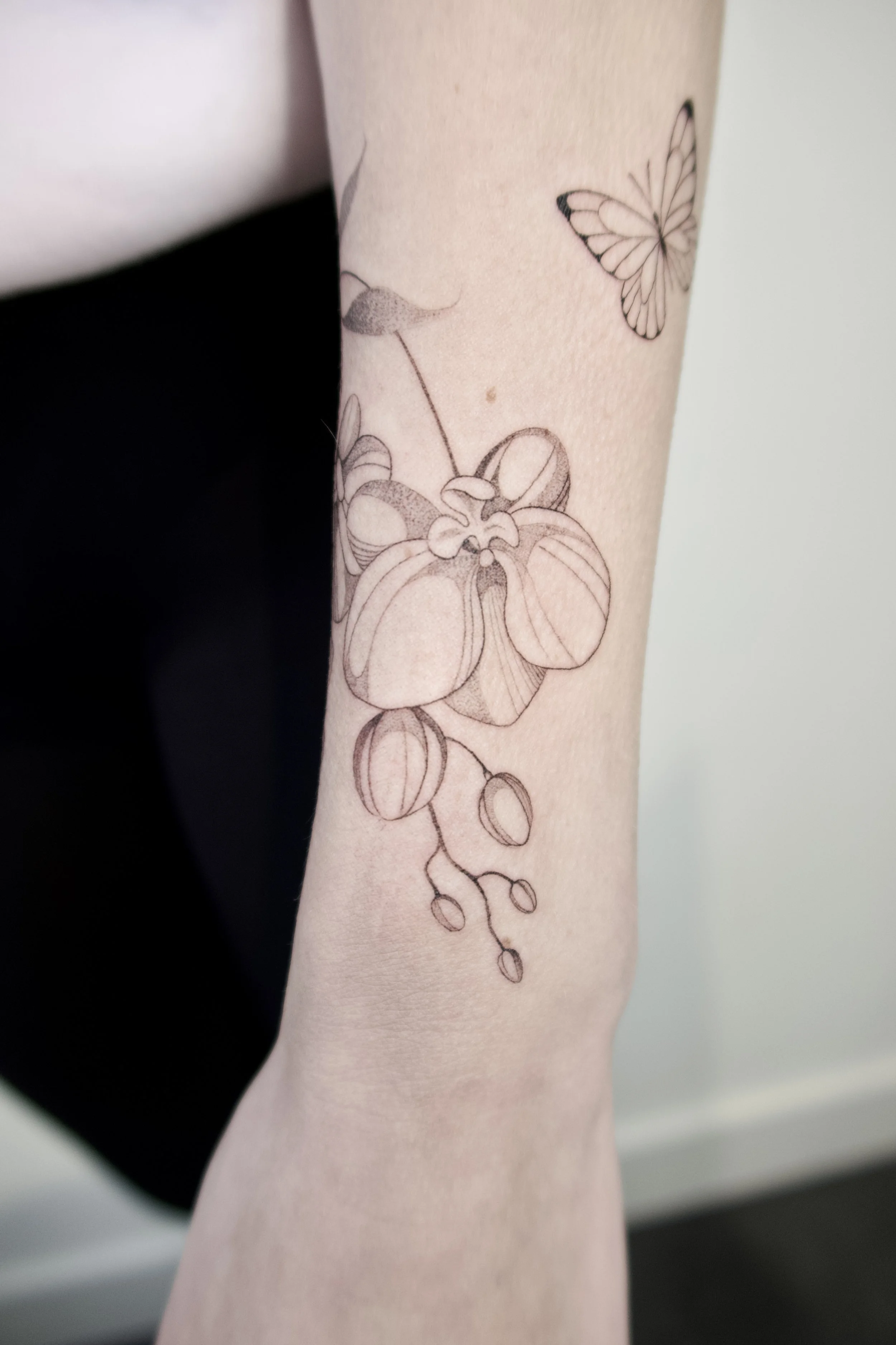 orchidee tattoo rondom onderarm