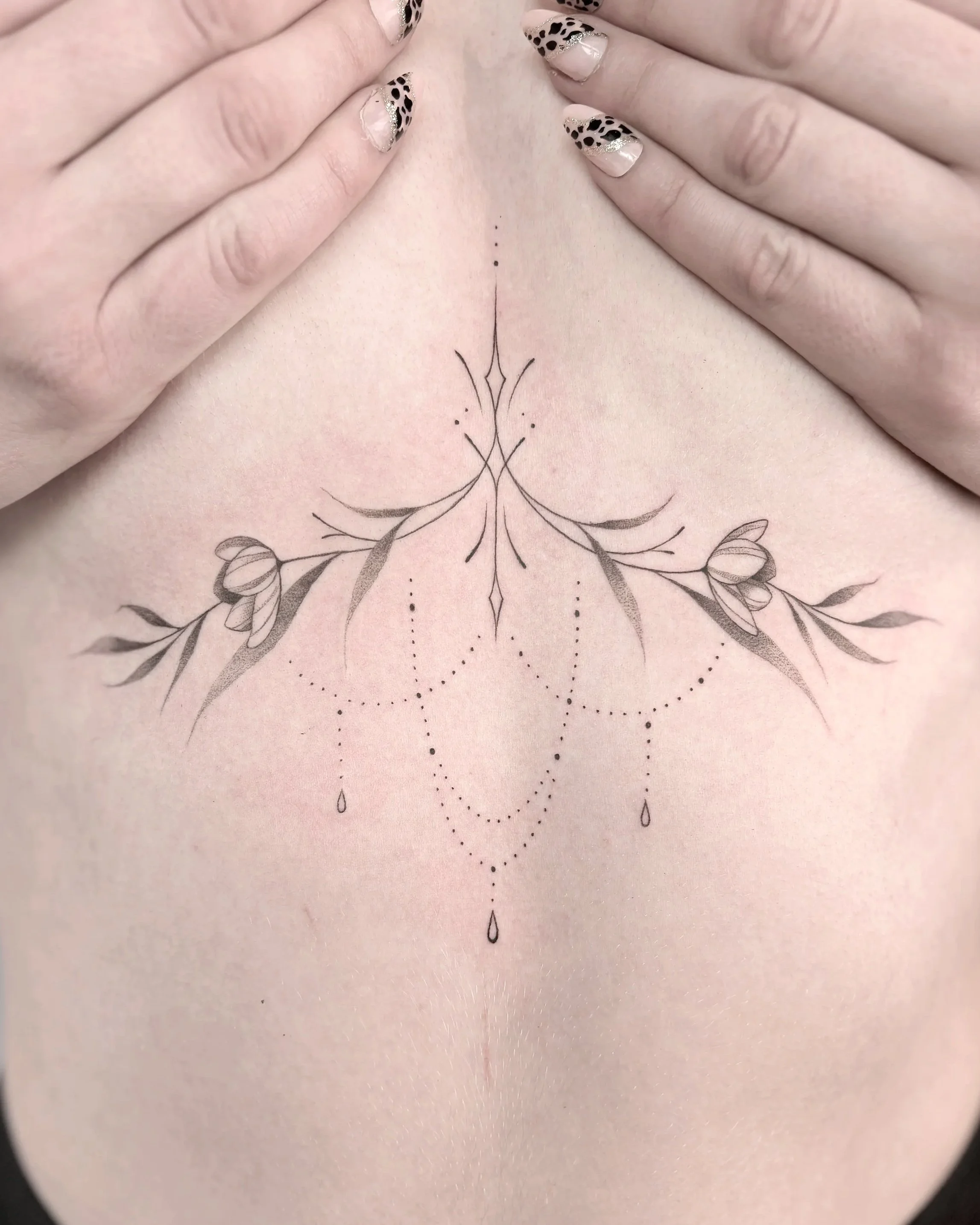 sternum tattoo bloemetjes symetrsich met sierraad ketting