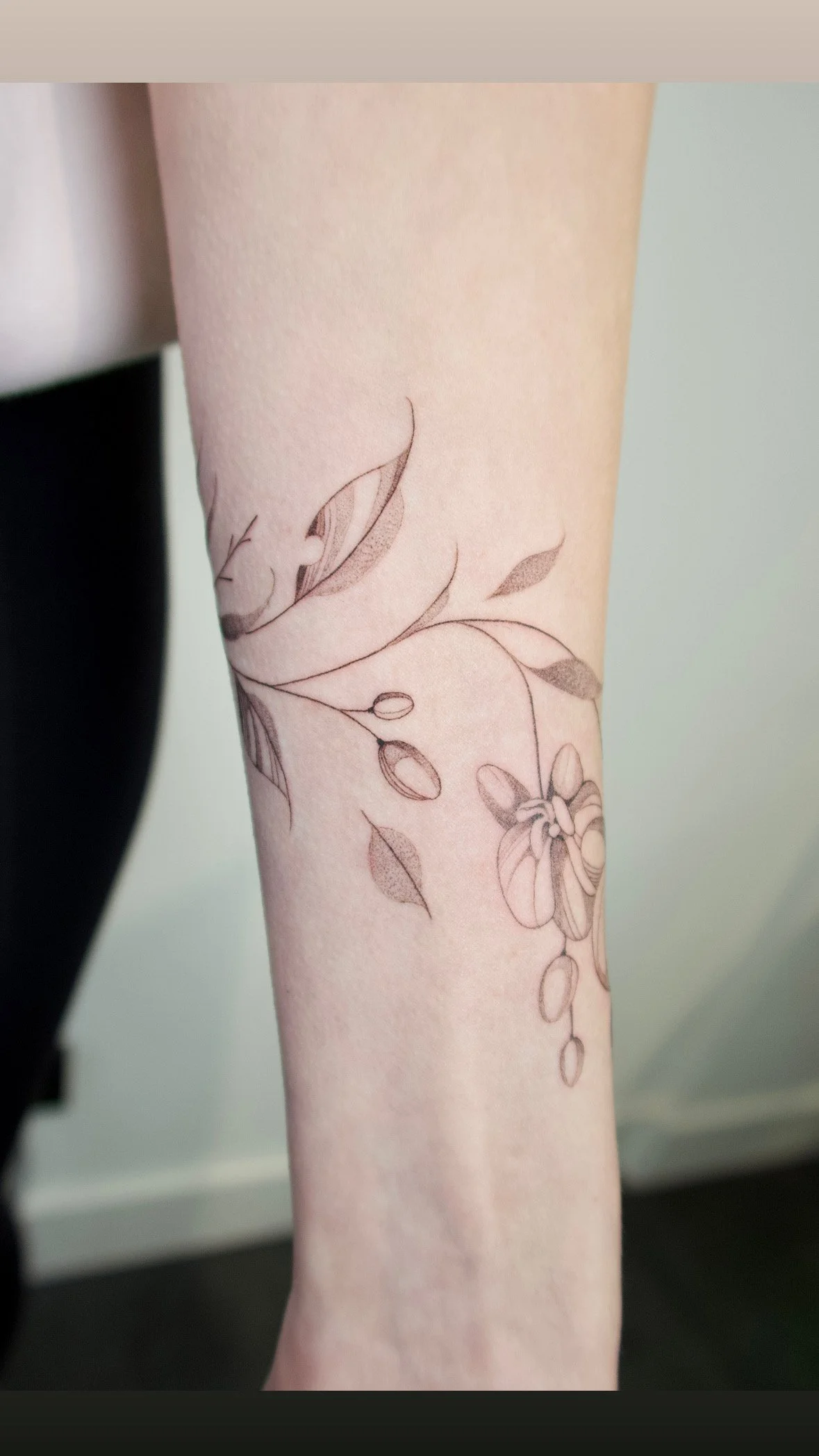 orchidee rondom onderarm tattoo 