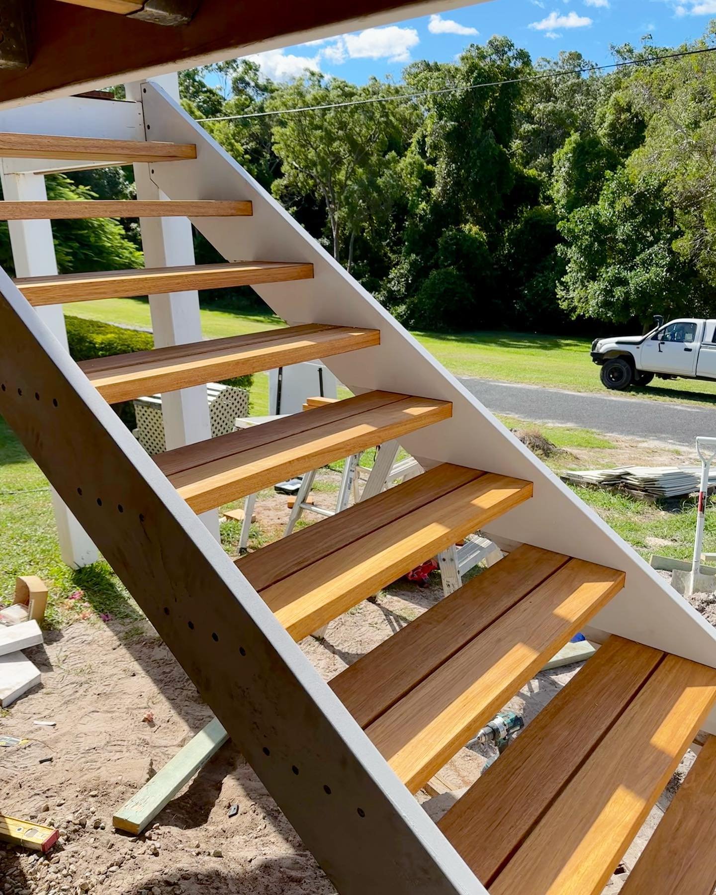 Stairs are in, balustrade is on, the boys are getting it done ✔️