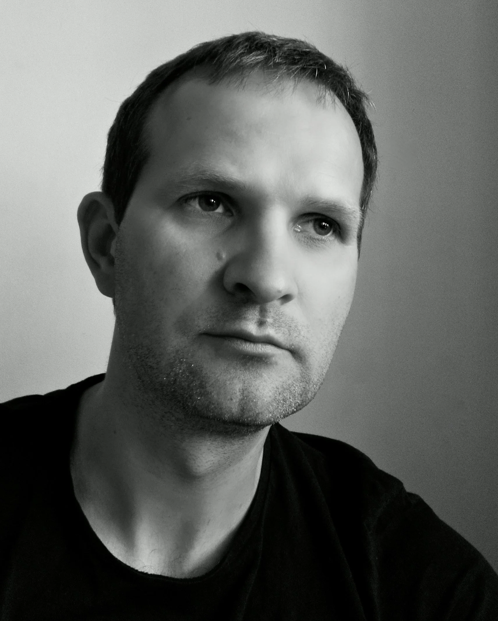 A filmmaker, cinematographer, and director, Artur Frątczak works across documentary cinema, feature film, and emerging technologies including artificial intelligence, augmented reality, and virtual reality.

Holding a PhD in film arts, he currently l