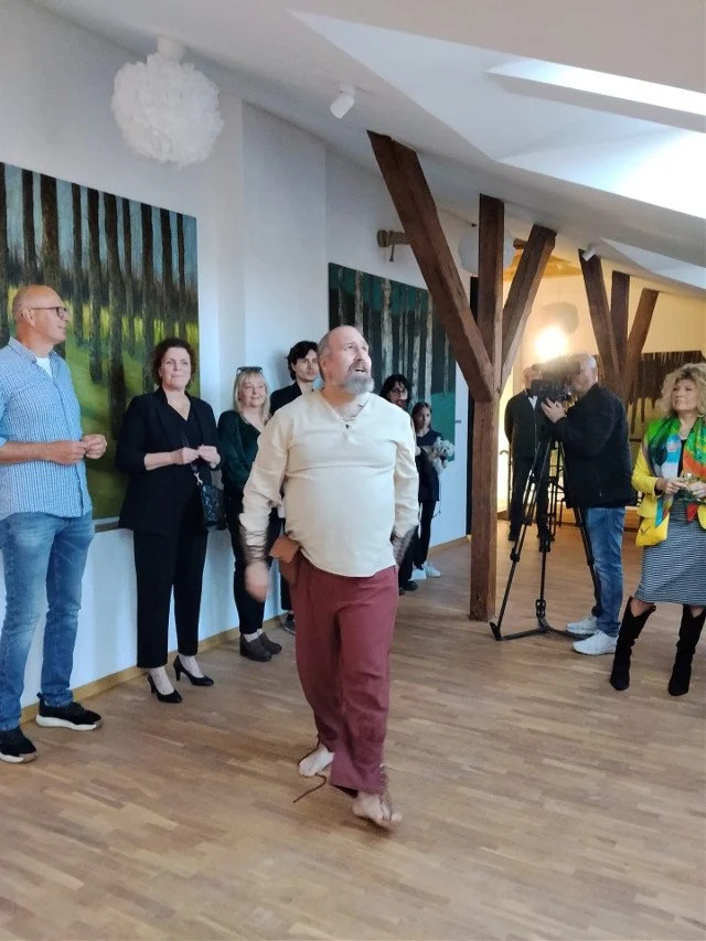 A filmmaker, director, and multidisciplinary artist, Barnaba Bonati holds a PhD in Film Directing from the Leon Schiller National Film School in Łódź, where he specialized in documentary essay and authorial expression.

His artistic practice emerges 