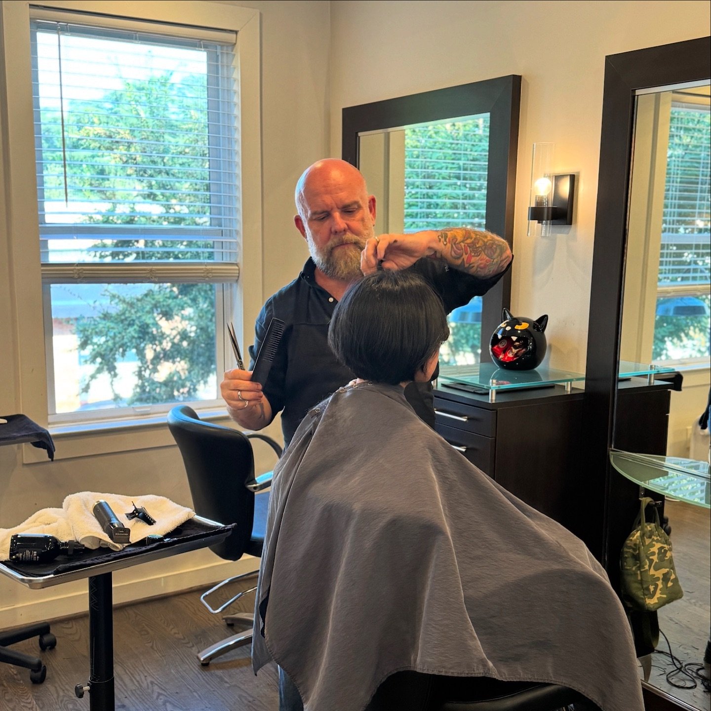 💇🏻&zwj;♀️

Ty 🤝🏼 A pair of shears
Giving you the best haircut

#georgrtowndc #haircutvibes #dchairstylist #dcsalon #holidaycut