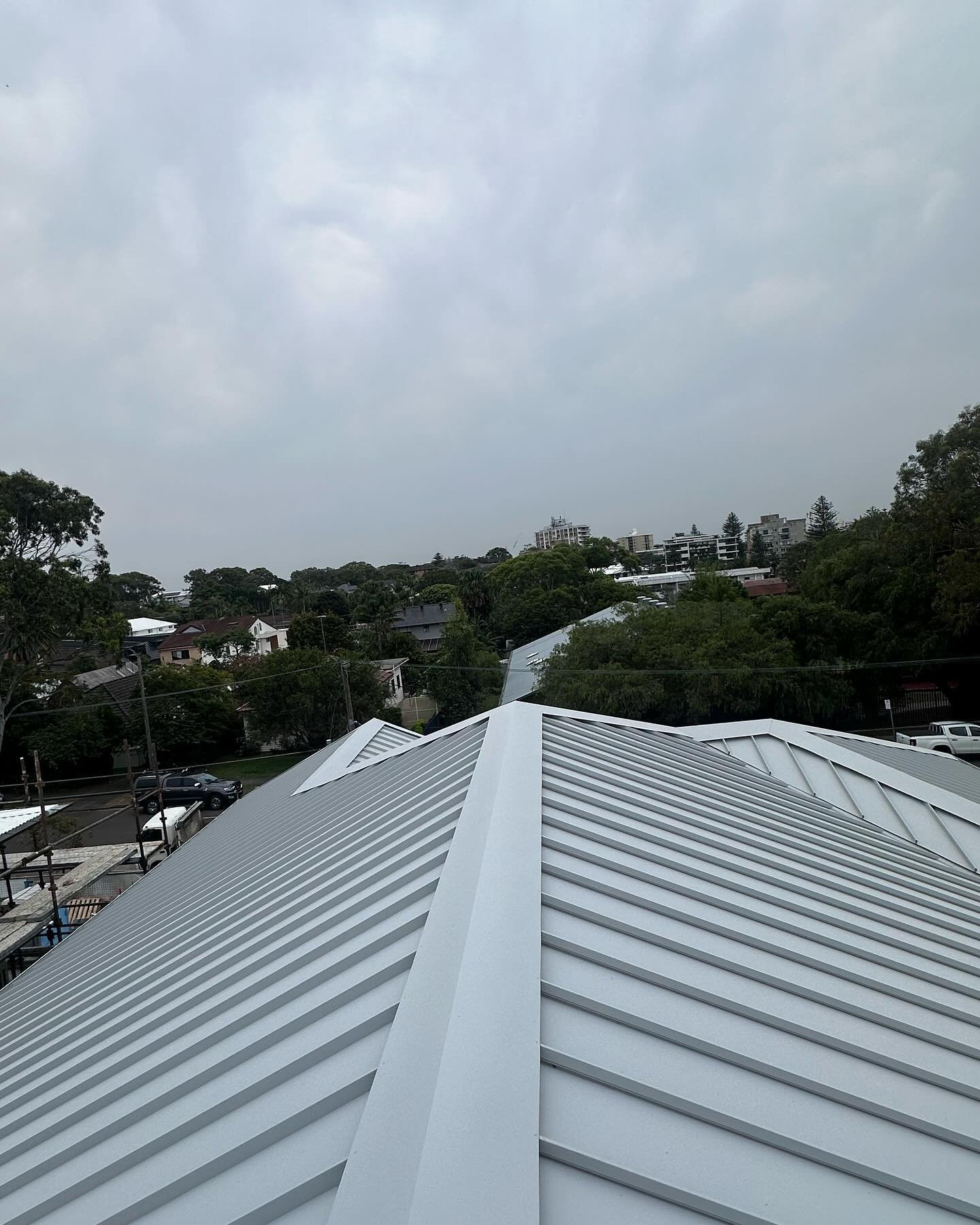 Cronulla @bluescopeaus @no1roofing #roofing #colourbond #australia #architectual #shalegrey #skylights #cronulla