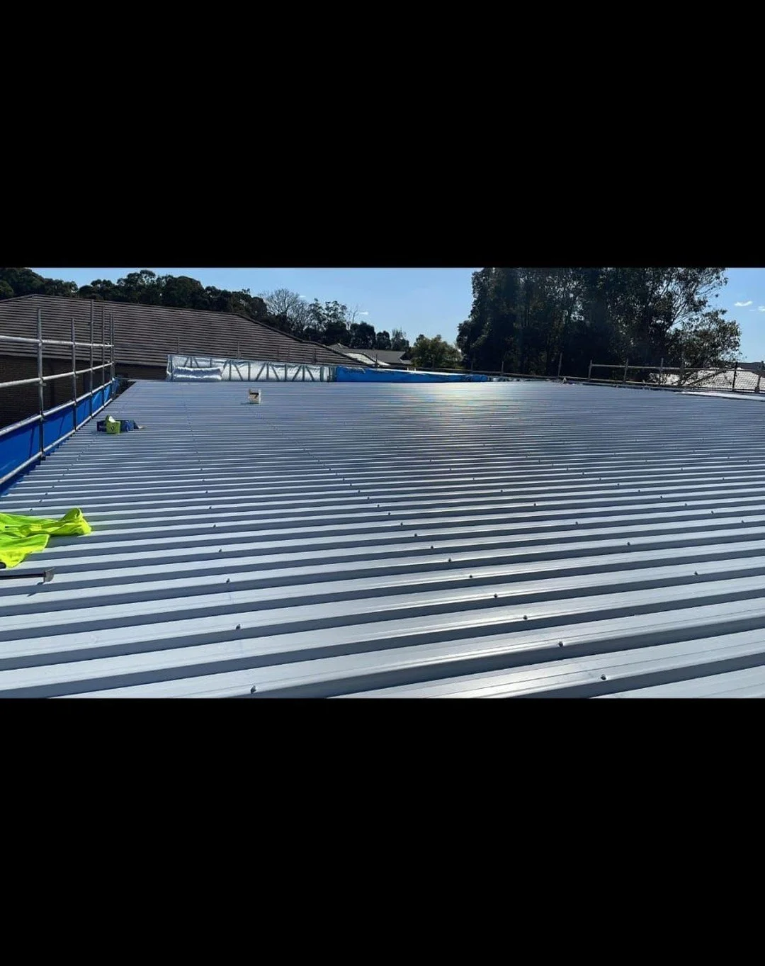 Two Story House 🏡

#prestigemetalroofingandguttering #whiteroof #metalbattens #trimdek #cornerblock
#roofingandguttering #metalroofing #colorbond #bluescope #fascia #gutter #happycustomer #twostory #newlook