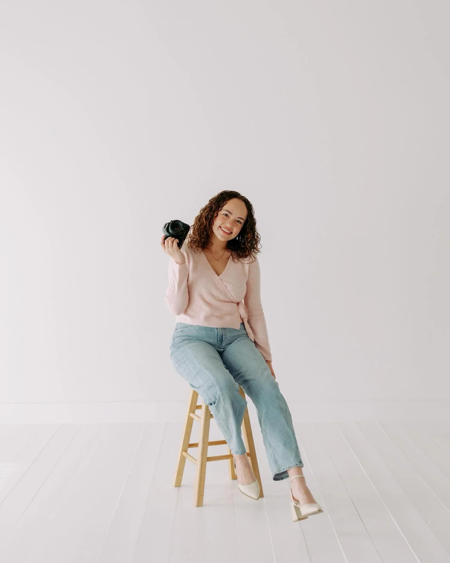Hi I&rsquo;m Amalia, the face behind Amalia J Photo! 

I have been a photographer for over 4 years and I feel so lucky to have the most creative job! I love to take photos that transport you right back to the joy of the moment. Life is meant to be ce