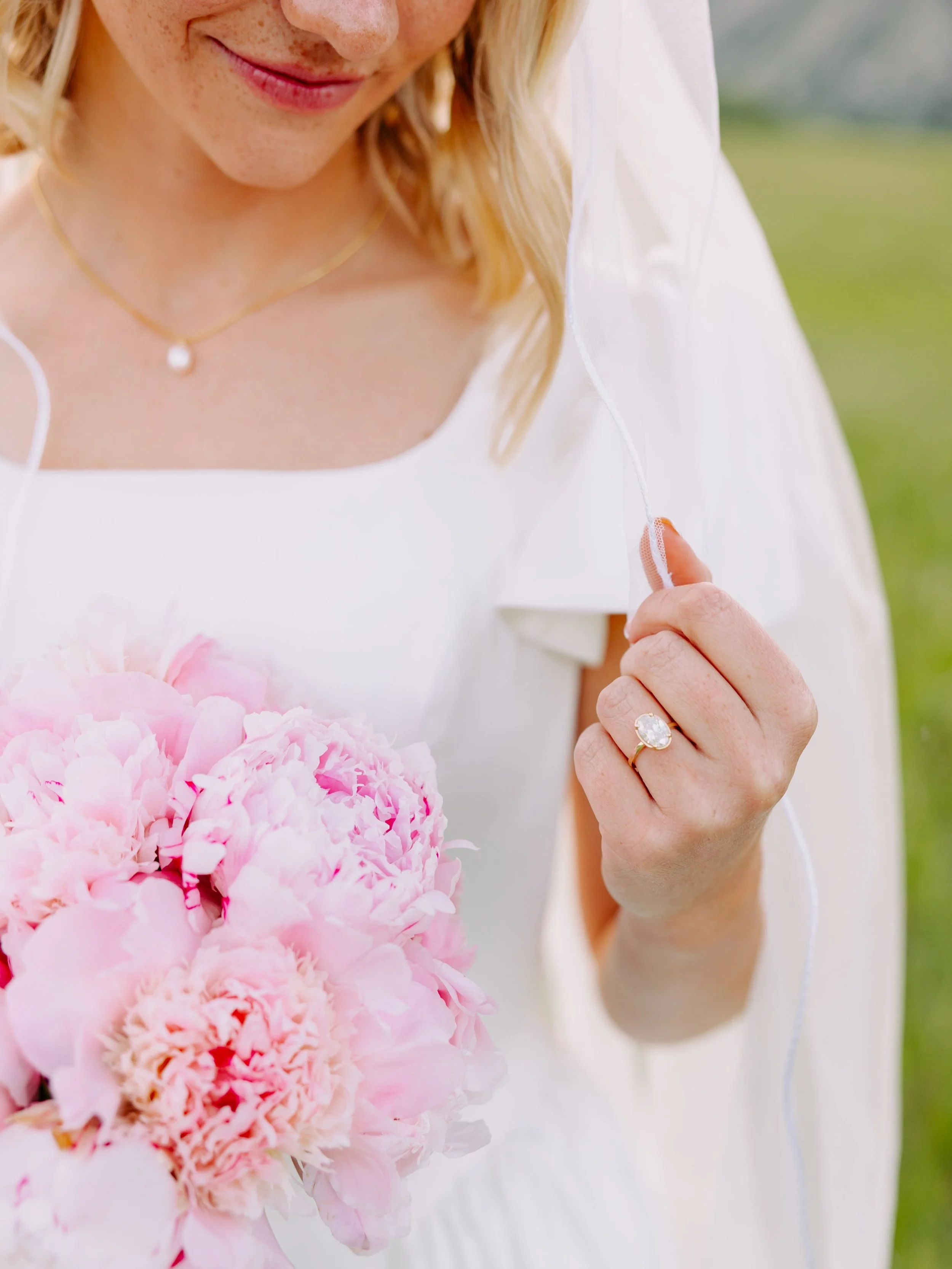 Gracie&rsquo;s sweet summer bridals 🌸🤍💕

#utahweddingphotographer #utahsummerbridals #utahbride #greenrollinghills #utahmountains