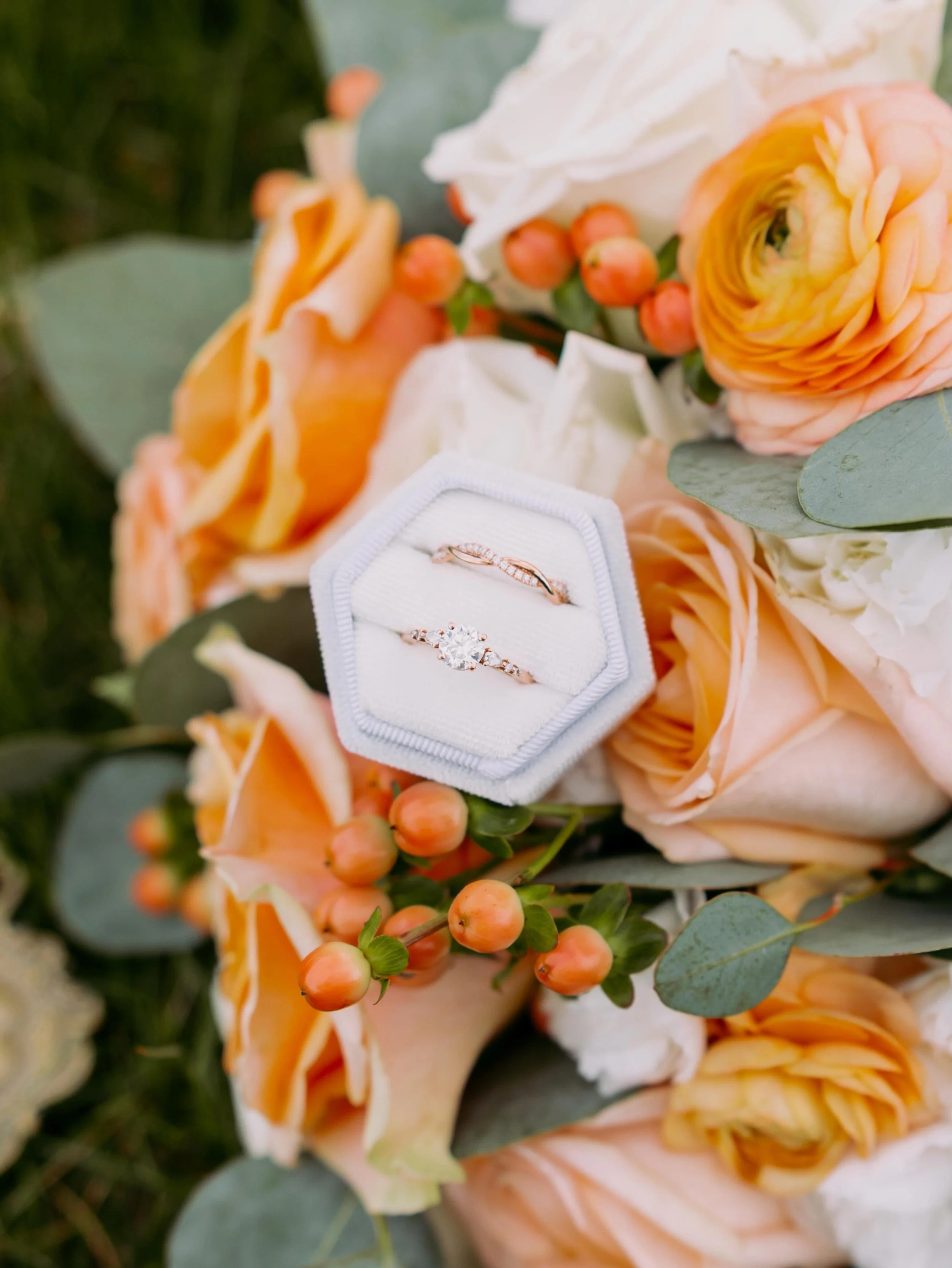 Loving this peach and navy wedding day! What are your fav colors this season?