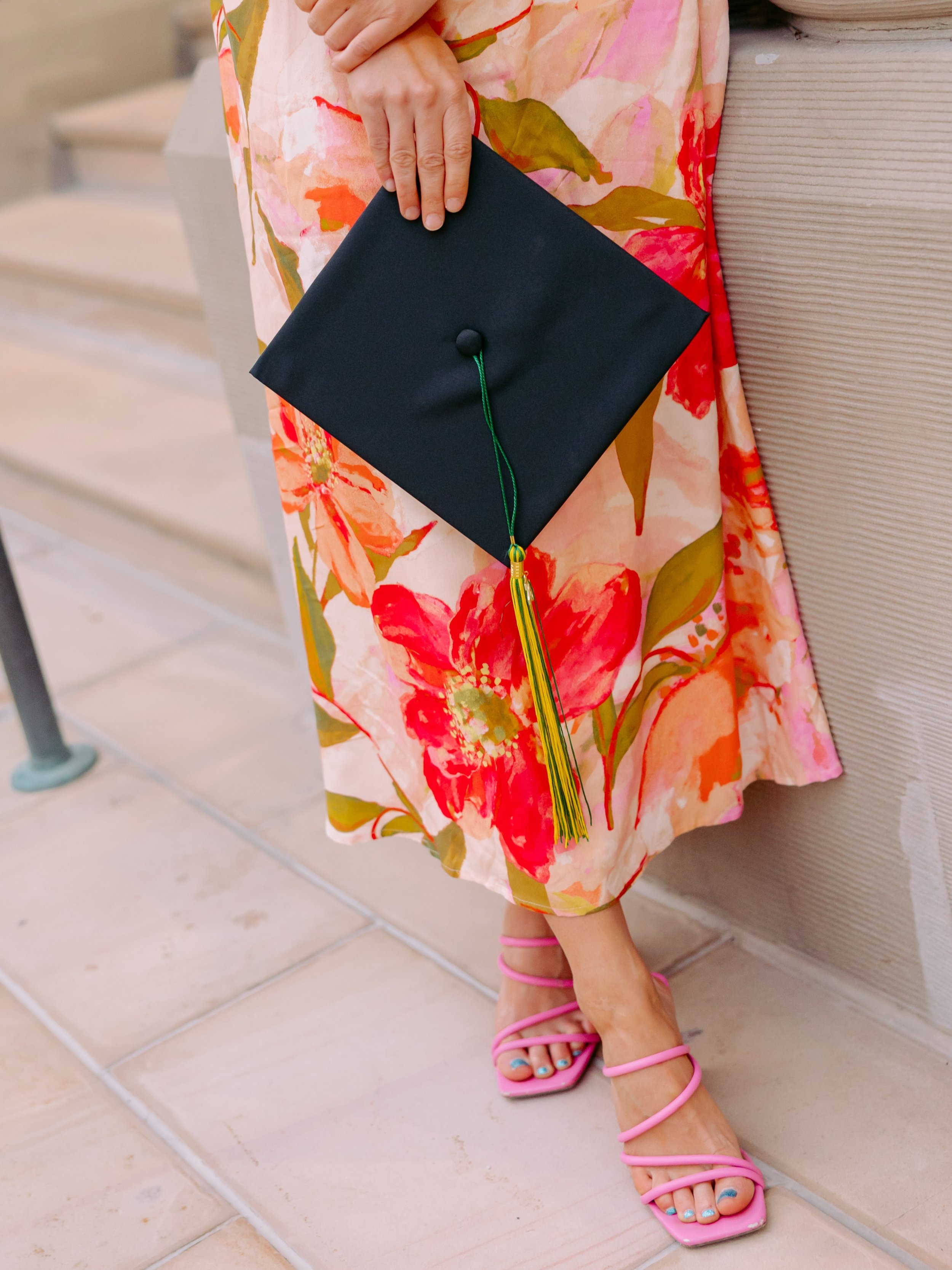 I&rsquo;m late to posting so many cutie grad sessions from this spring! 

Congrats to my bestie @annikawestenskow 🎓🥳