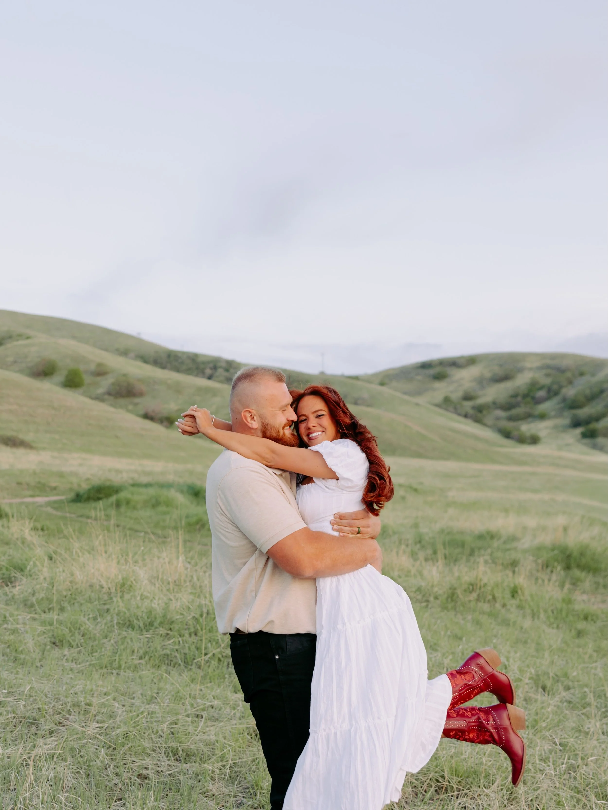 Rolling green hills never really get old do they?! 💚

#utahphotographer #utahcountyphotographer #utahengagements #tunnelspringspark #utahweddingphotographer