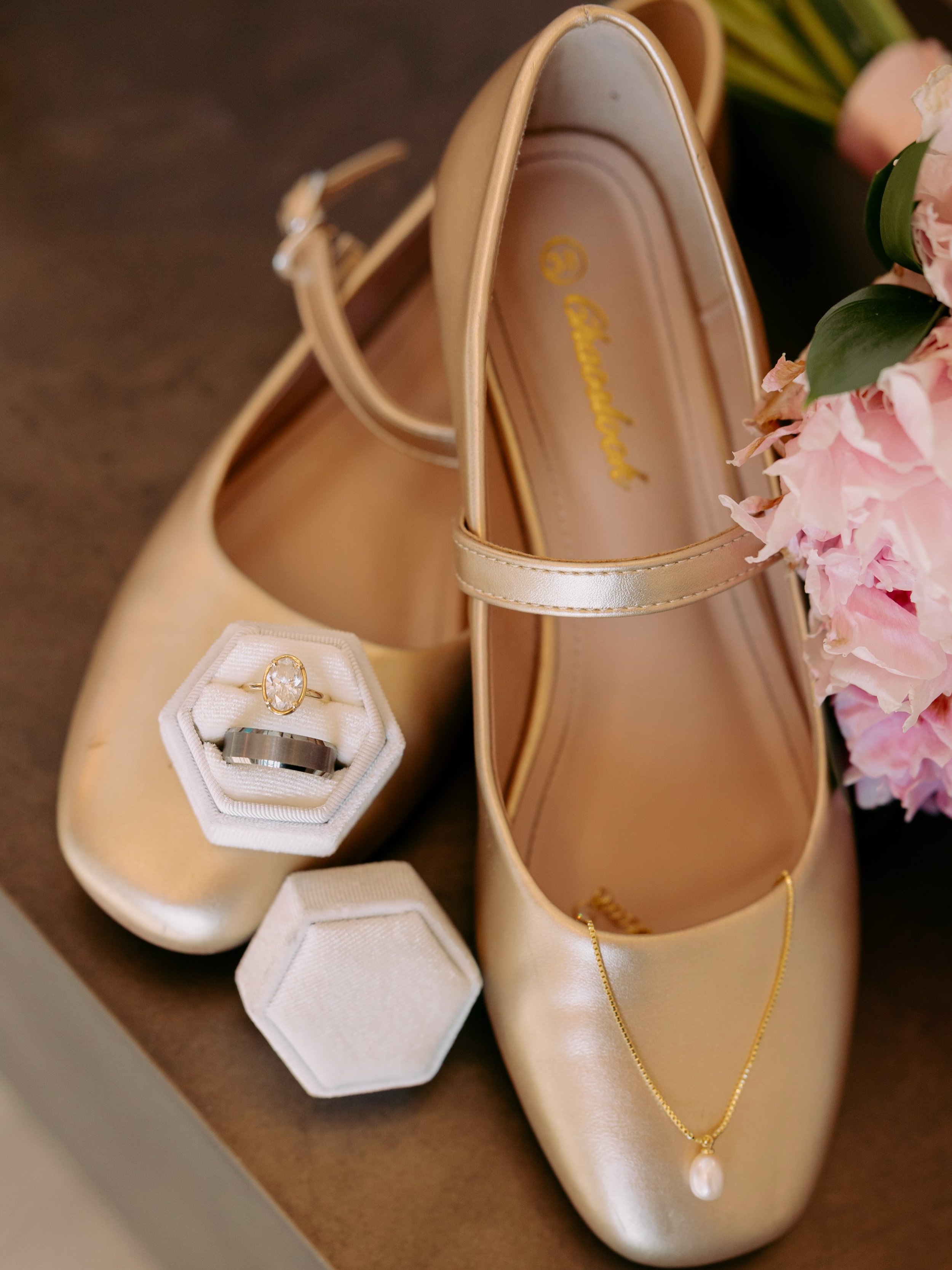 Details from this pretty summer wedding! 🩷✨☀️

#weddingdaydetails #weddingphotography #utahweddings #itsallinthedetails #utahweddingphotographer