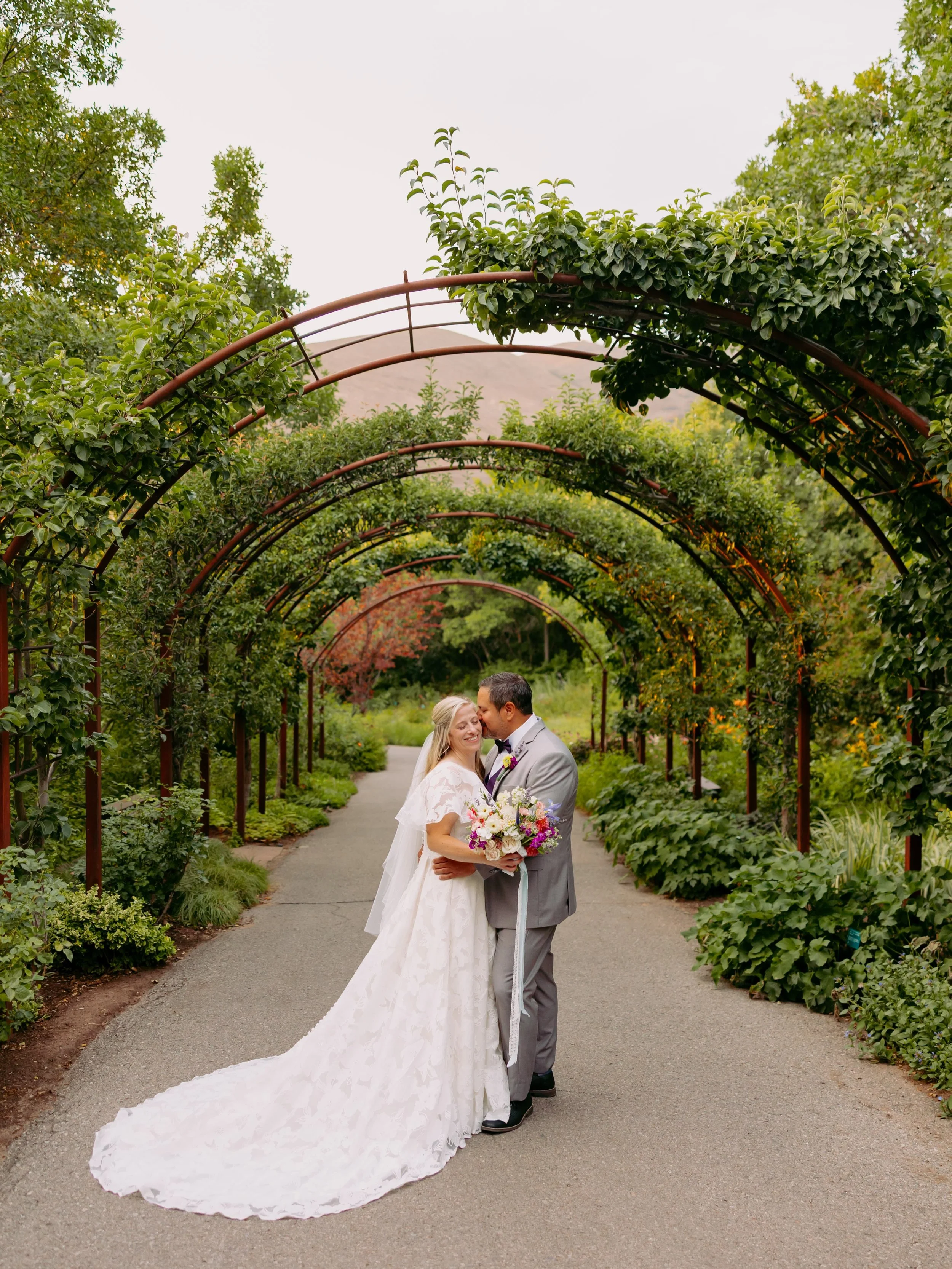 Holyyyy @redbuttegarden is gorgeous 🤩❤️✨ &hellip;and so is this lovely couple!

#saltlakebride #utahphotographer #utahweddingphotographer #saltlakecitywedding #utahweddingvenue