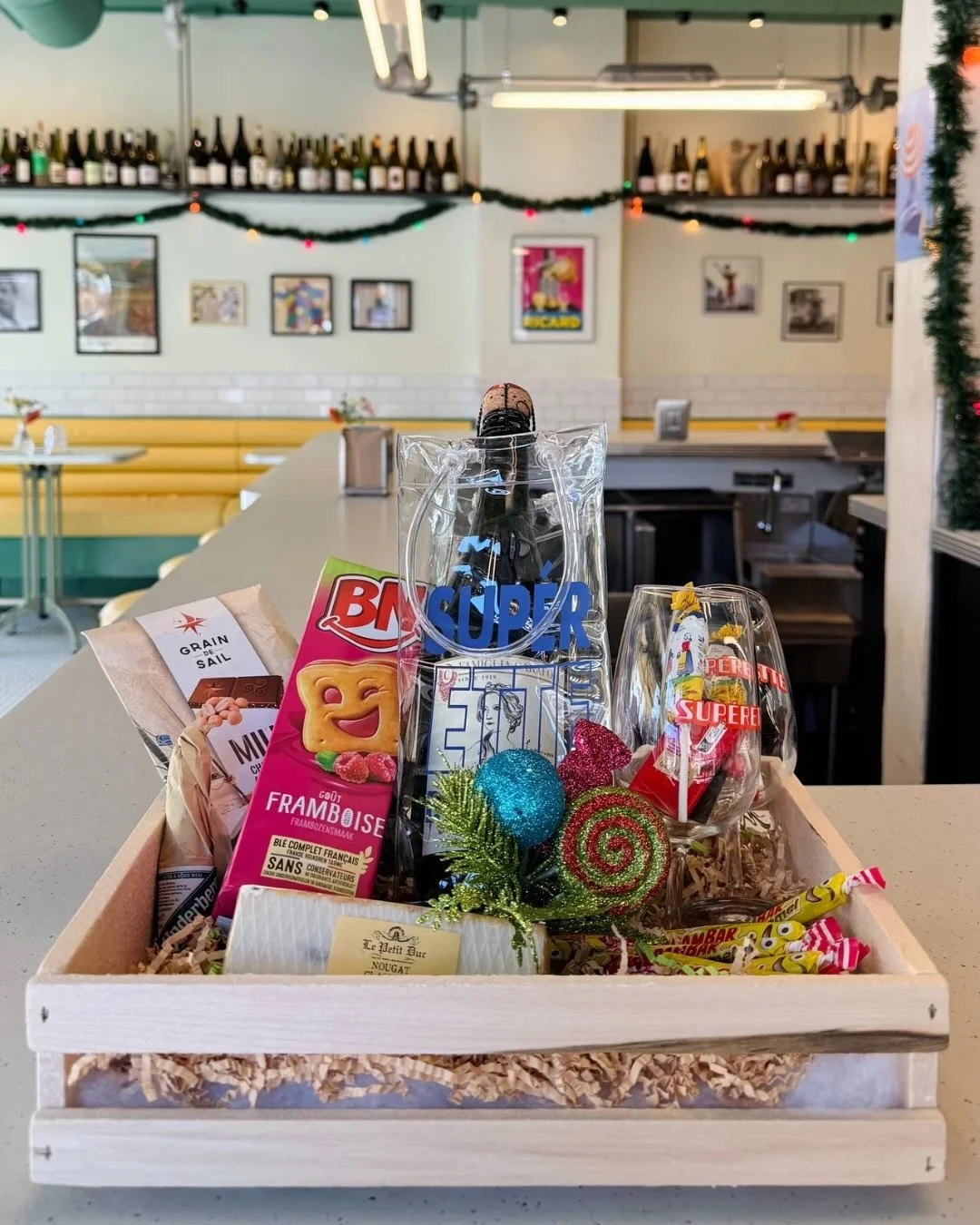 Why choose? March&eacute; baskets for gifting &mdash; curated by Chlo&eacute;. Something sweet for a movie night, something salty for ap&eacute;ro, or splurge for your fancy AF Francophile friend. 🇫🇷✨ 

In-store while supplies last! 🎁