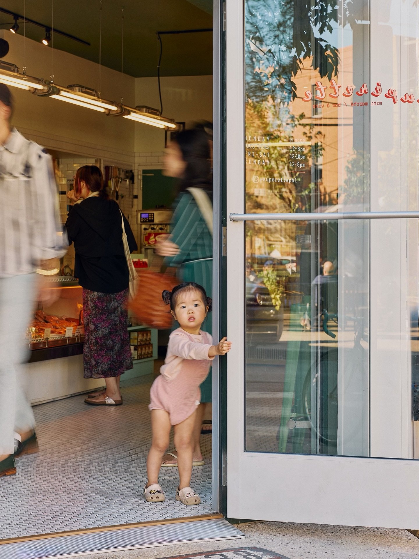 A DOOR&rsquo;S-OPEN MONDAY ☀️🍦

You didn&rsquo;t forget we&rsquo;re here on Mondays, did you? Come grab a seat on the sidewalk.