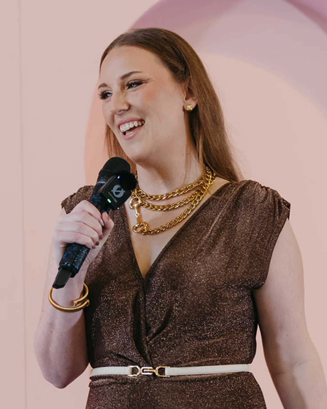 Kate Ziuz's podcast guest - Taylor Smith is a business and marketing strategist, keynote speaker, and four-time founder who helps women turn their expertise into profitable, scalable offers. Founder of The power table